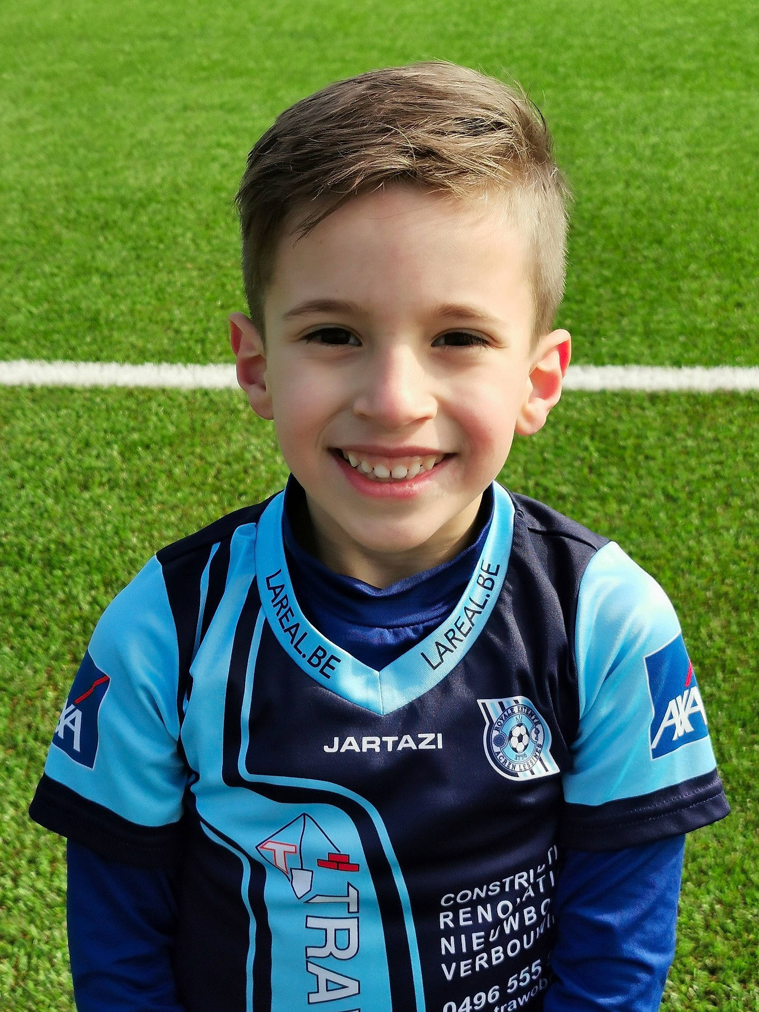 Manuel participe au concours pour gagner de l'argent avec cette photo : child, competition_event, grass, joy, person, plant, player, smile, soccer, sports, team, team_sport