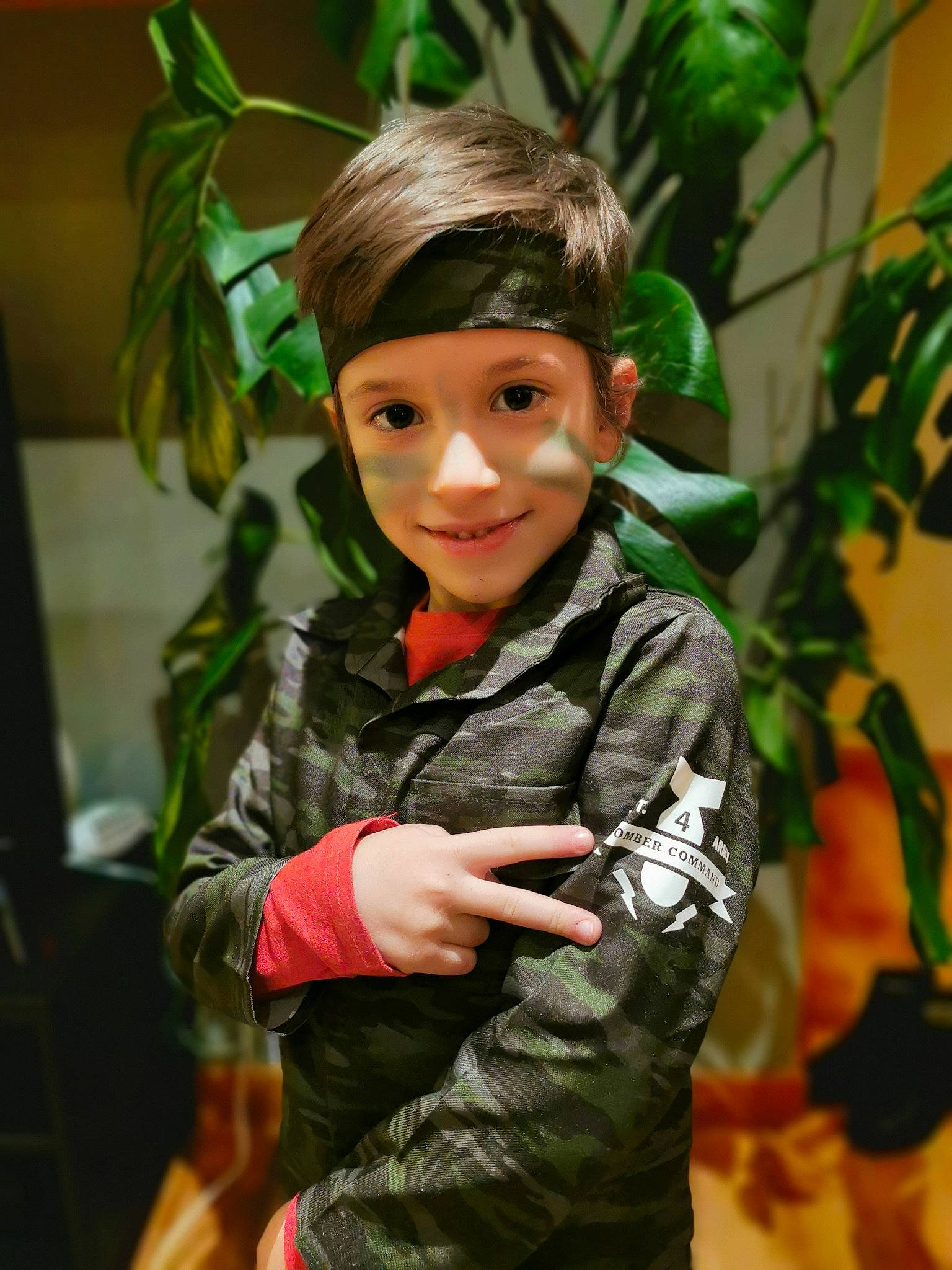 Manuel participe au concours pour gagner de l'argent avec cette photo : camouflage, child, costume, headwear, joy, military_camouflage, person, play, smile, toddler, toy