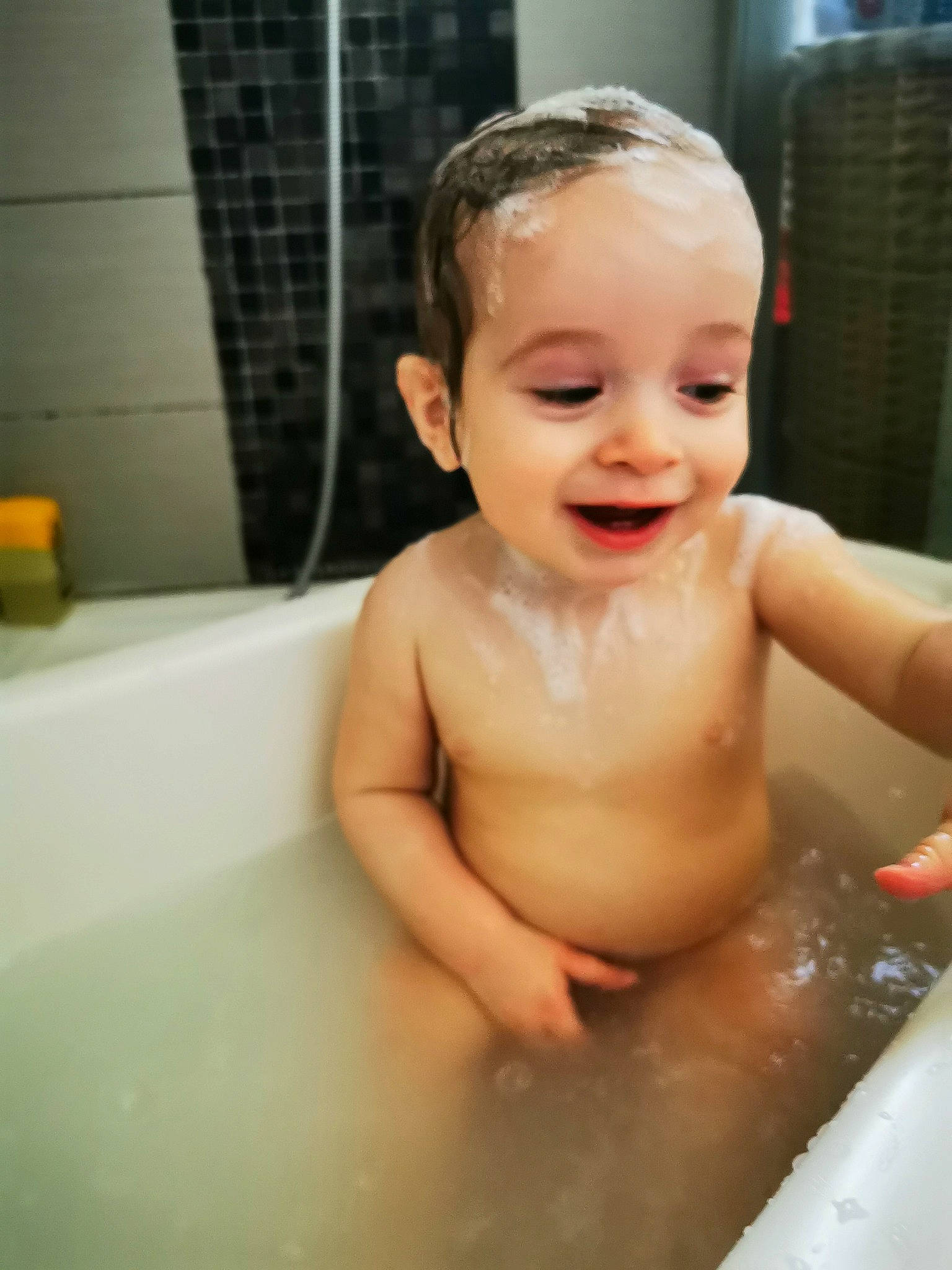 Mathieu participe au concours pour gagner de l'argent avec cette photo : baby, baby_bathing, bathing, bathtub, cheek, child, face, facial_expression, forehead, fun, head, joy, person, plumbing_fixture, skin, smile, toddler, washing