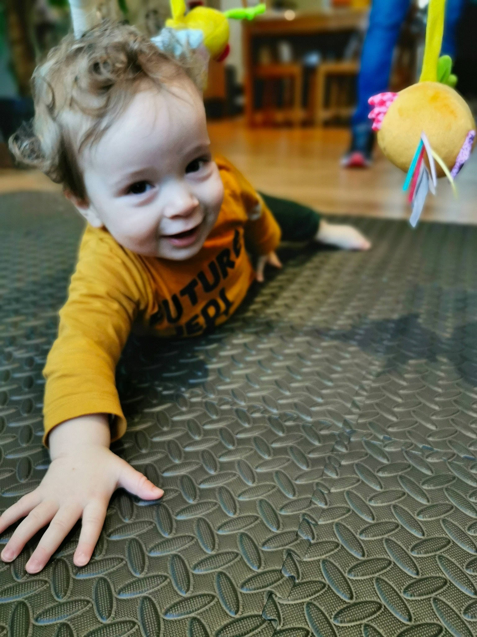 Mathieu participe au concours pour gagner de l'argent avec cette photo : baby, child, floor, flooring, fun, leisure, party, person, plant, play, snapshot, toddler, vacation, yellow