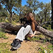 Max participe au concours pour gagner de l'argent avec cette photo : black_dog, blue_sky, casual_clothing, daytime, dog, fallen_tree, forest, grass, ground, long_hair, nature, outdoor, pet, plants, relaxing, shadows, sneakers, sunlight, tree, woman