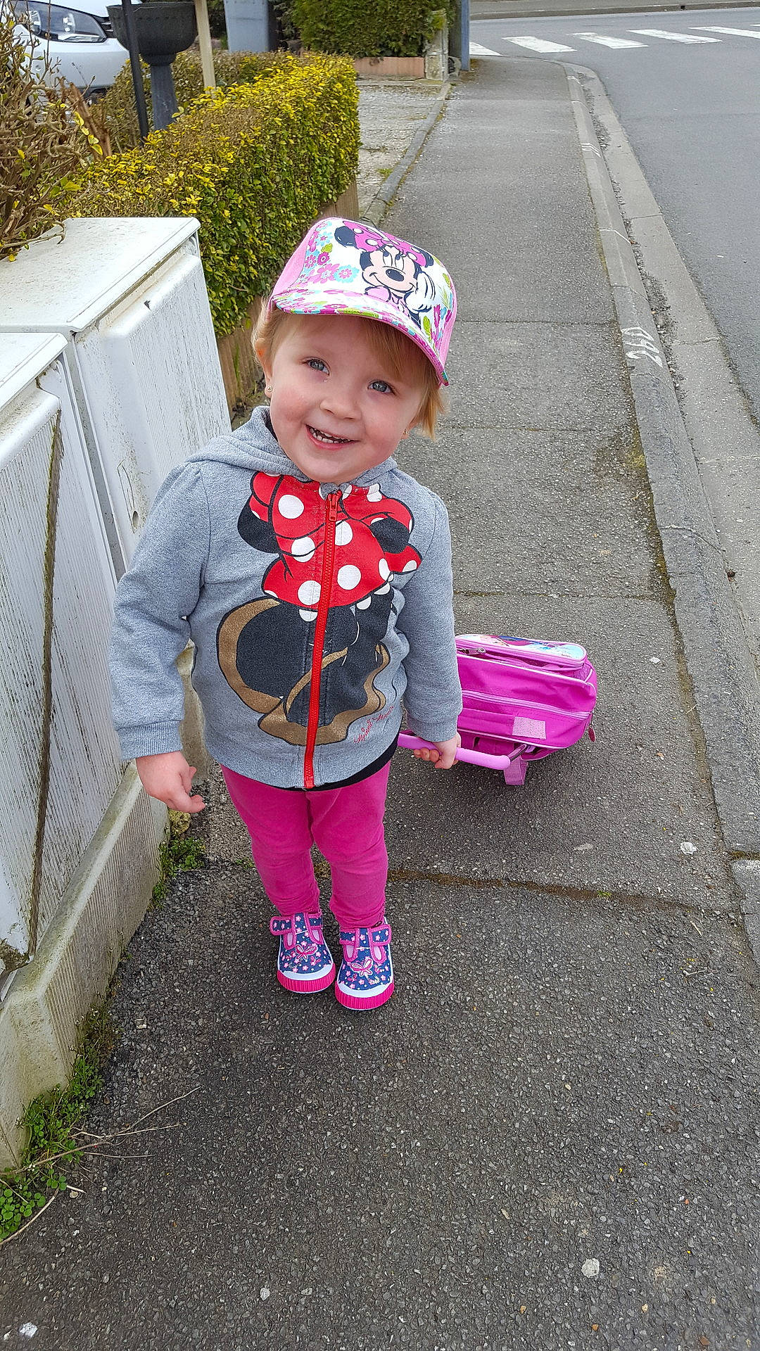 Jeanne a rejoint le concours — aidez-le/la à gagner de superbes lots ! baby_carriage, baby_products, child, day, fun, girl, headgear, headwear, joy, person, pink, plant, play, product, public_space, recreation, red, toddler, vacation