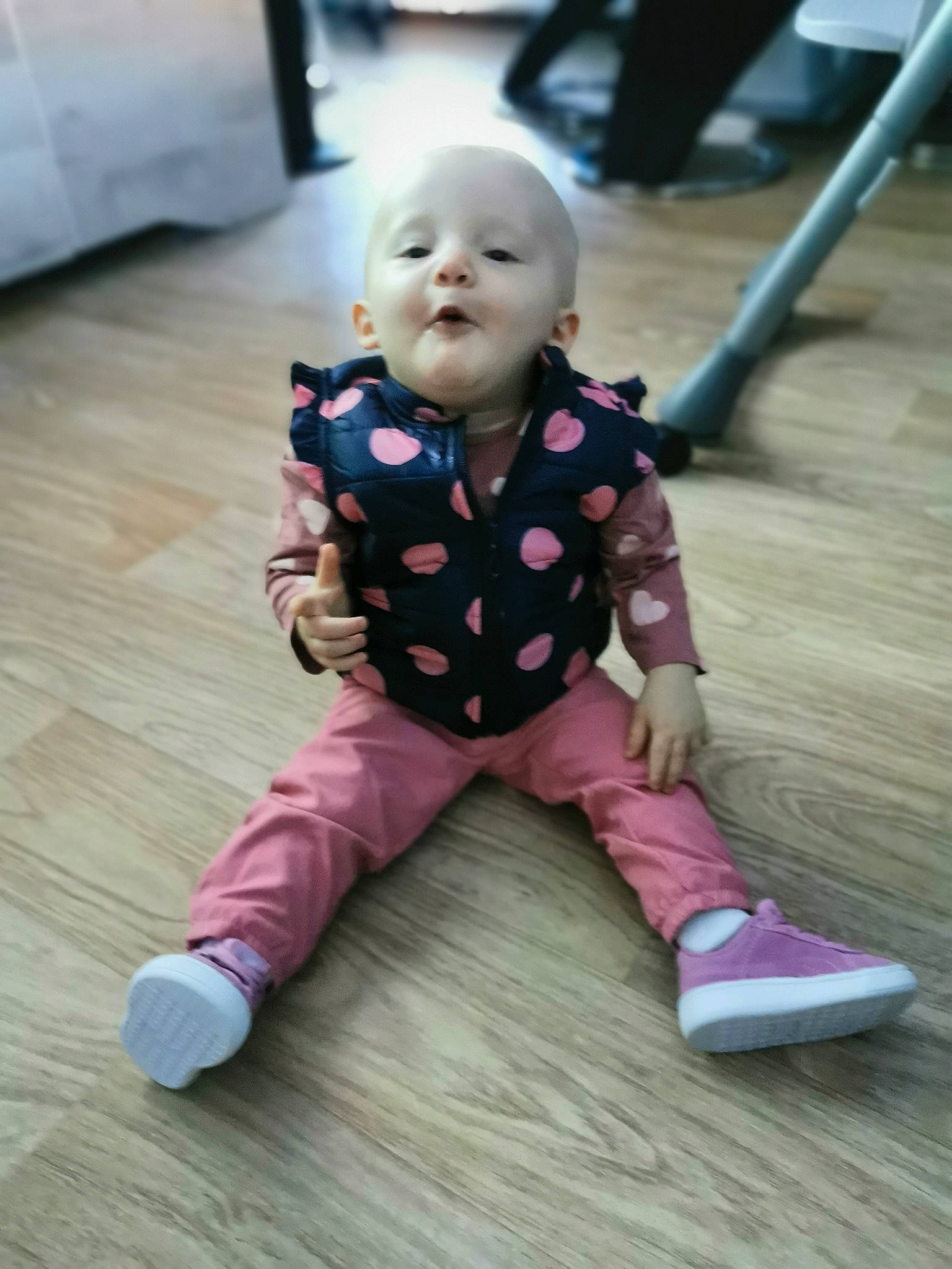Giulia a rejoint le concours — aidez-le/la à gagner de superbes lots ! baby, baby_toddler_clothing, cheek, child, eye, face, floor, flooring, happy, hardwood, head, human_body, joint, person, pink, purple, skin, sleeve, toddler, white