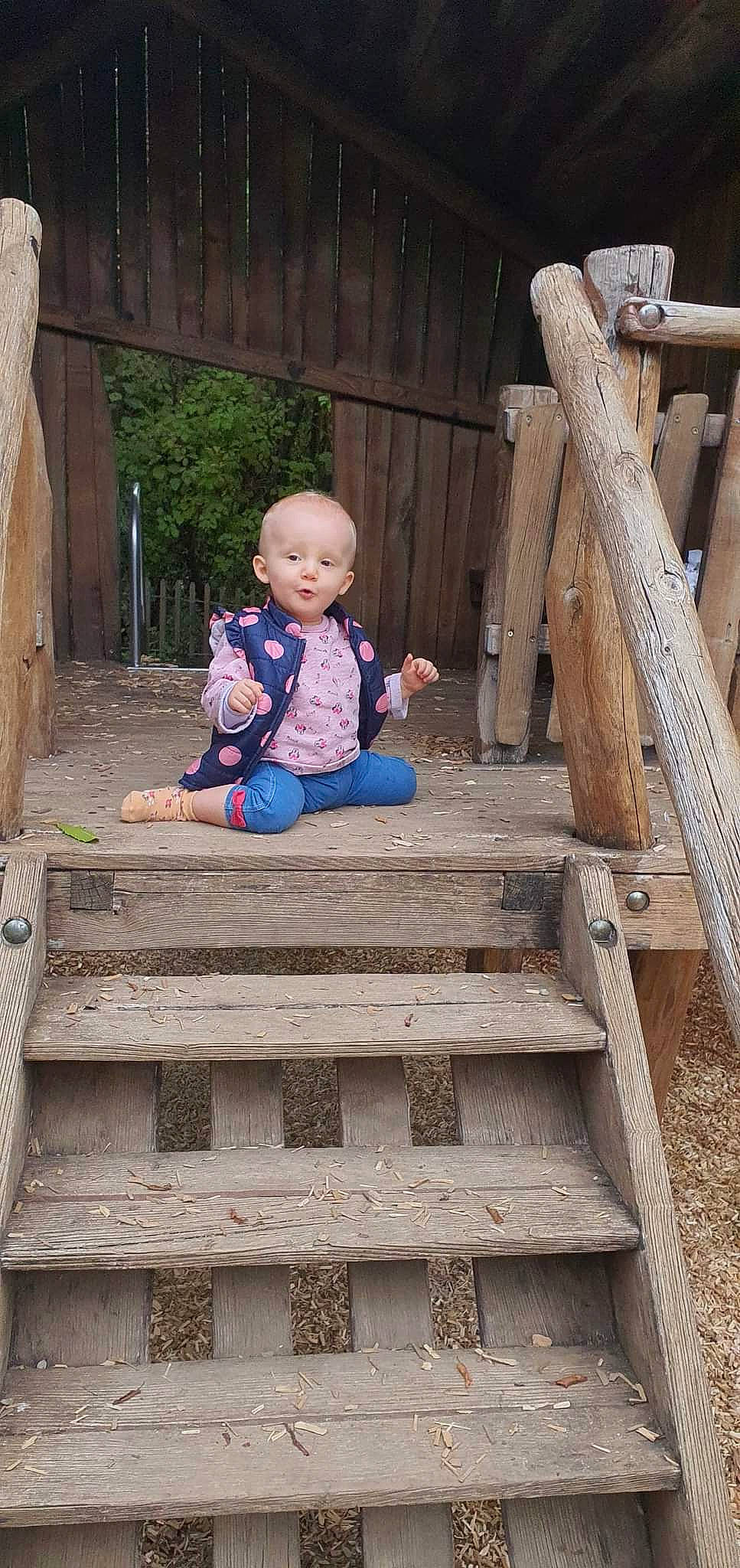 Giulia a rejoint le concours — aidez-le/la à gagner de superbes lots ! baby, baby_toddler_clothing, child, fun, grass, hardwood, house, leisure, outdoor_furniture, person, play, product, recreation, shorts, sitting, stairs, standing, t_shirt, toddler, tree