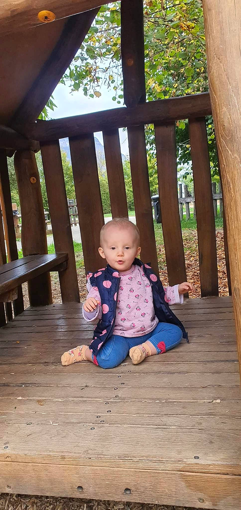 Giulia a rejoint le concours — aidez-le/la à gagner de superbes lots ! baby, baby_toddler_clothing, child, fence, flooring, fun, grass, happy, hardwood, leisure, pattern, people_in_nature, person, plant, product, purple, sitting, skin, toddler, tree