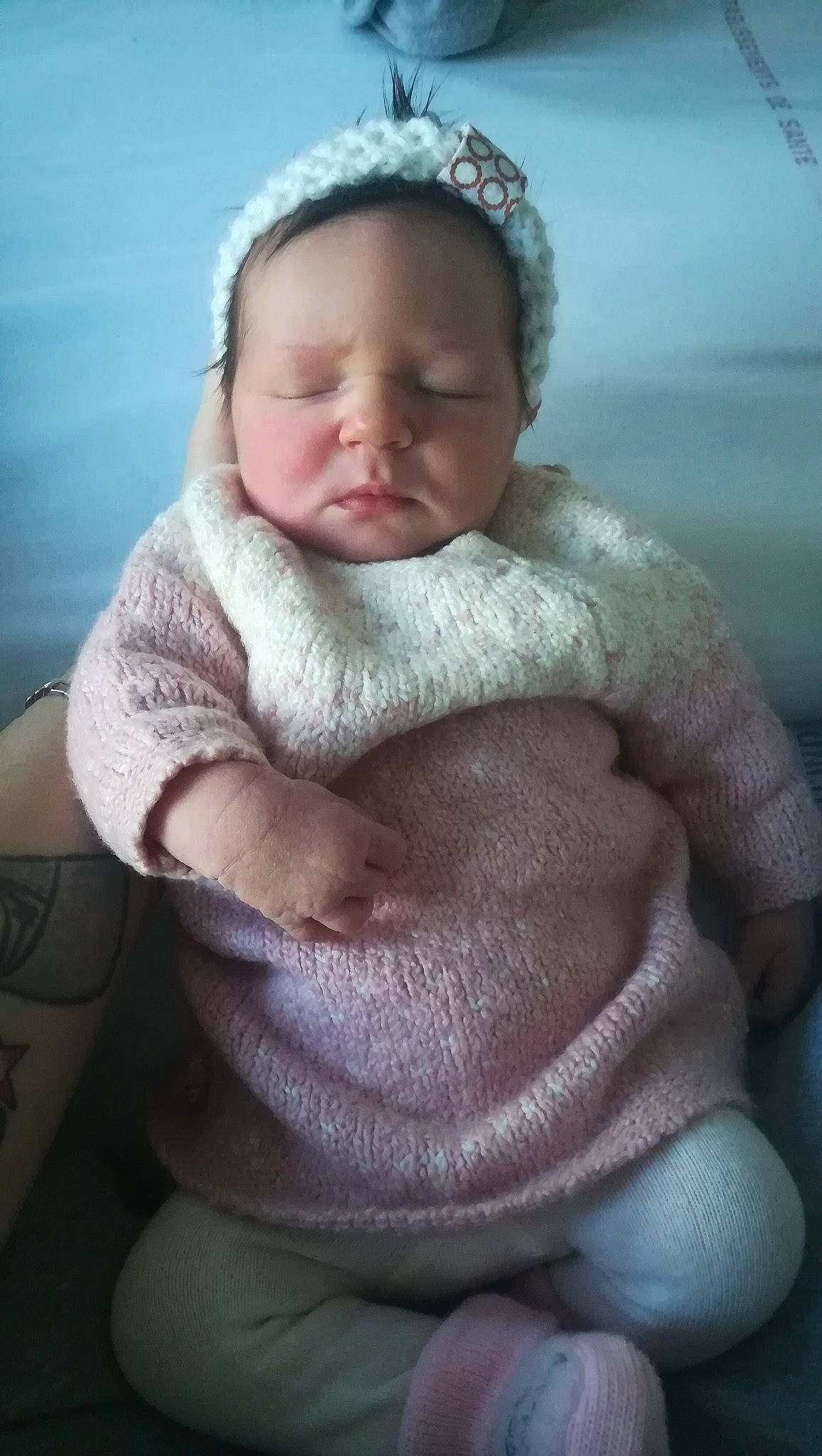 Noémie a rejoint le concours — aidez-le/la à gagner de superbes lots ! baby, baby_products, baby_toddler_clothing, bonnet, cheek, child, comfort, face, hair_accessory, headband, headpiece, person, photography, pink, portrait_photography, skin, sleeve, textile, toddler, wool