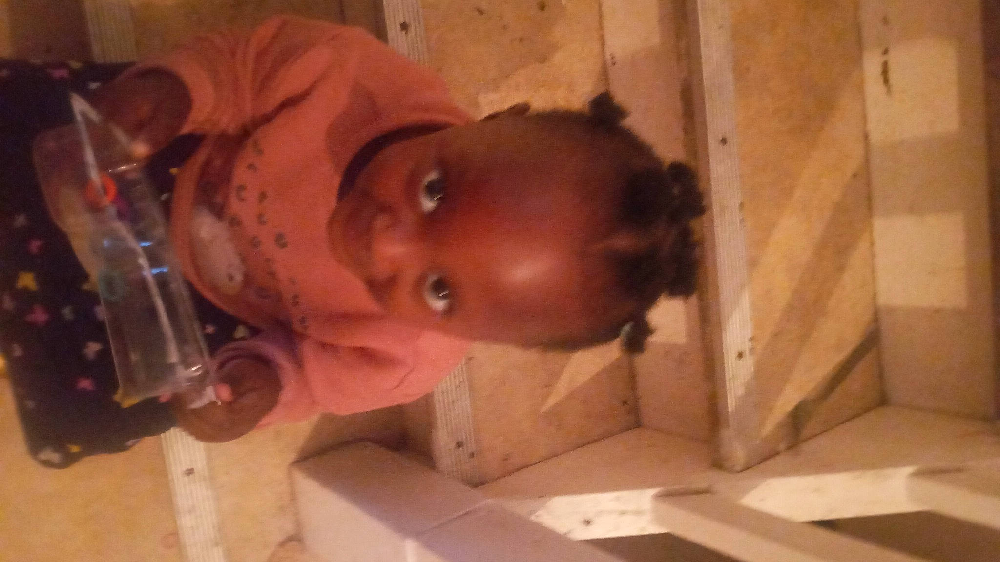 Esther participe au concours pour gagner de l'argent avec cette photo : baby, bathing, cheek, chest, child, ear, elbow, flooring, fun, hardwood, hat, nose, person, room, smile, toddler, wood