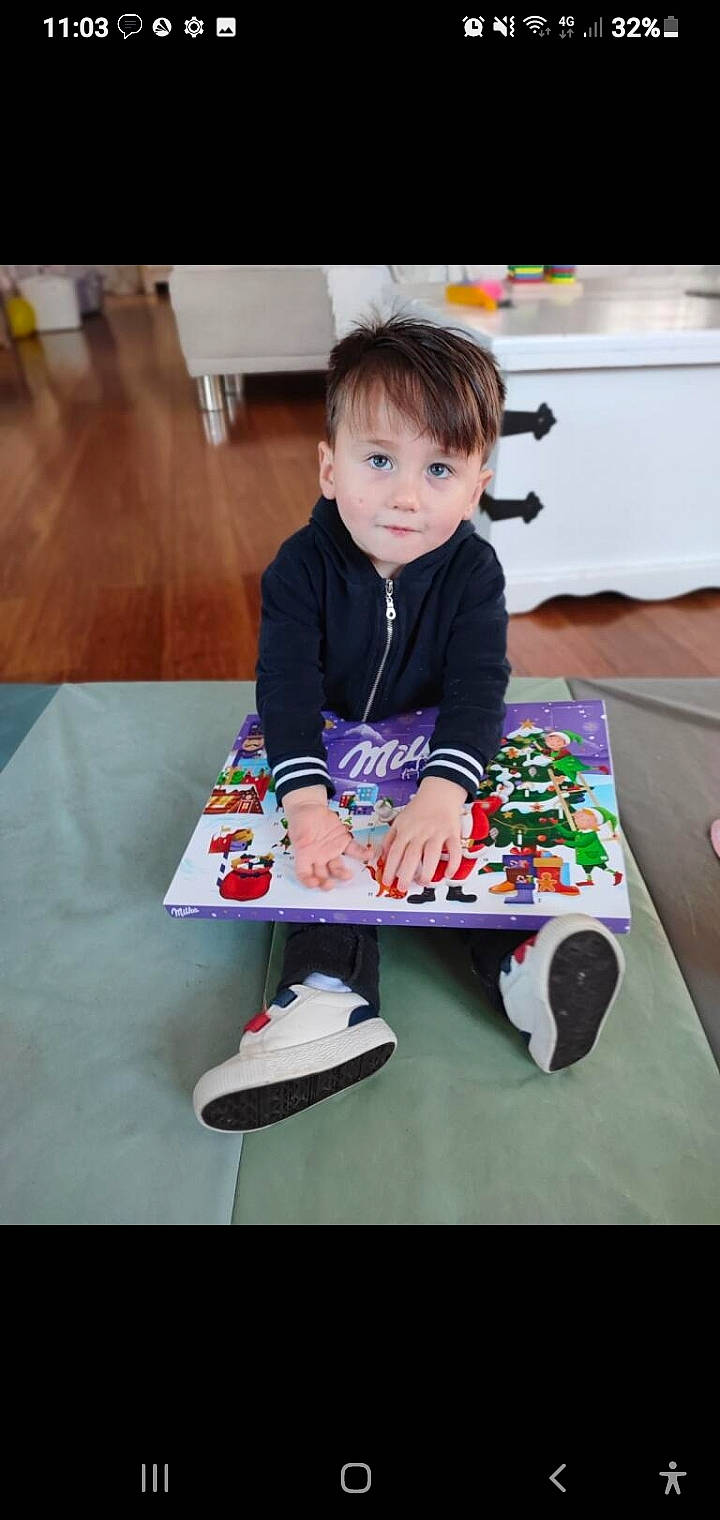 Mylan a rejoint le concours — aidez-le/la à gagner de superbes lots ! baby, baby_toddler_clothing, carmine, child, dress, flooring, fun, human_leg, knee, leisure, person, play, sitting, sleeve, sock, sportswear, t_shirt, table, toddler, walking_shoe