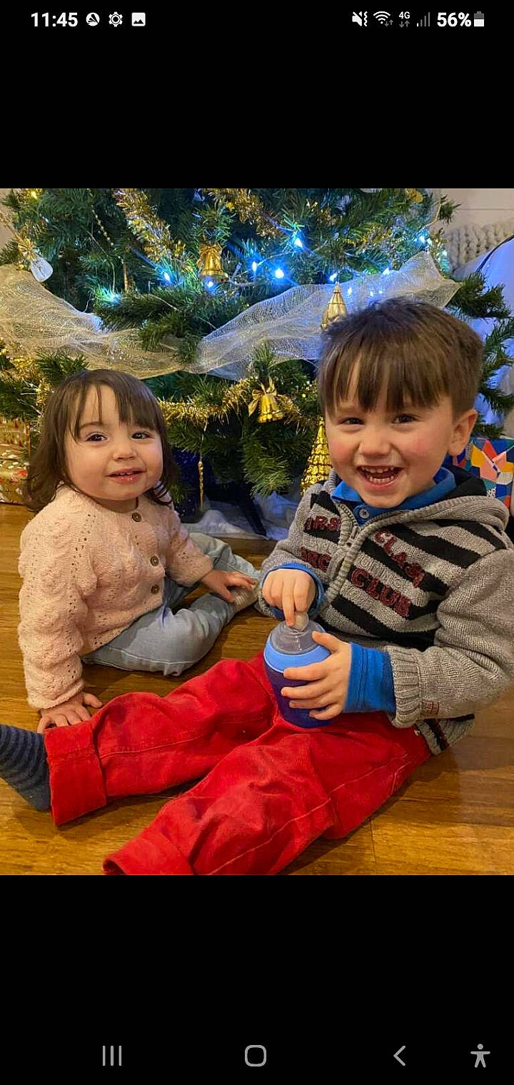 Mylan participe au concours pour gagner de l'argent avec cette photo : beauty, child, christmas_ornament, face, fun, grass, happy, head, human_body, interaction, joy, lap, leisure, person, photograph, skin, smile, snapshot, toddler, toy