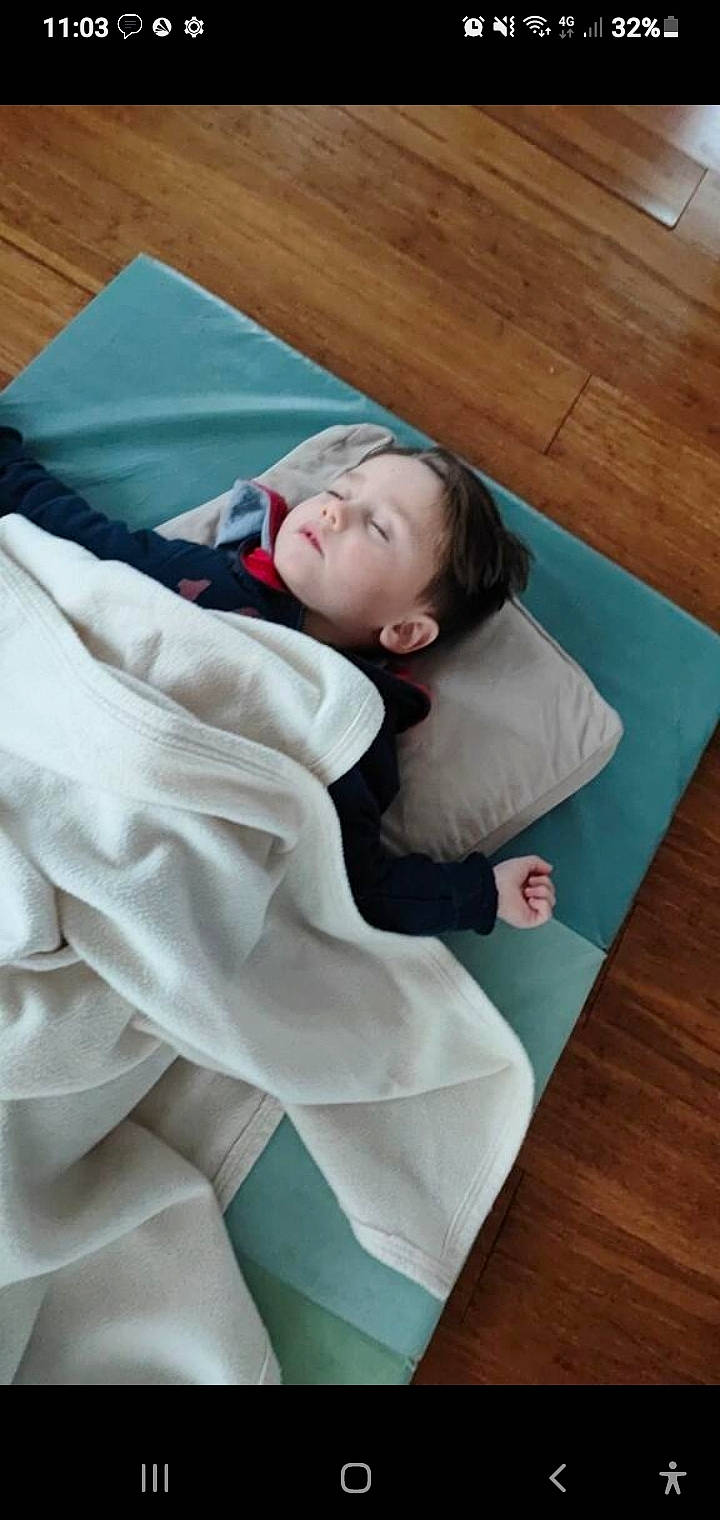 Mylan a rejoint le concours — aidez-le/la à gagner de superbes lots ! baby, baby_products, baby_safety, baby_toddler_clothing, bedding, child, comfort, flooring, hardwood, head, linens, nap, person, room, sitting, sleep, sleeve, toddler, wood, wood_flooring