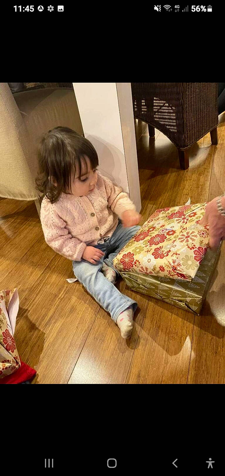 Phylomène participe au concours pour gagner de l'argent avec cette photo : baby, baby_toddler_clothing, child, comfort, floor, flooring, hardwood, linens, mammal, pattern, person, photograph, play, product, room, sitting, sleeve, square, toddler, wood