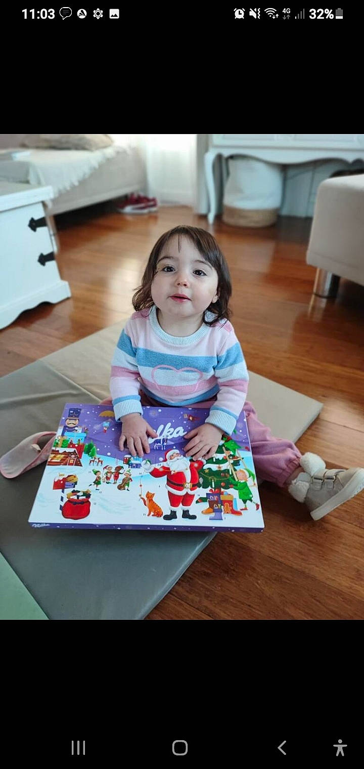 Phylomène participe au concours pour gagner de l'argent avec cette photo : baby_toddler_clothing, child, event, floor, flooring, fun, happy, hardwood, icing, leisure, party, person, play, recreation, room, sitting, sweetness, table, toddler, wood