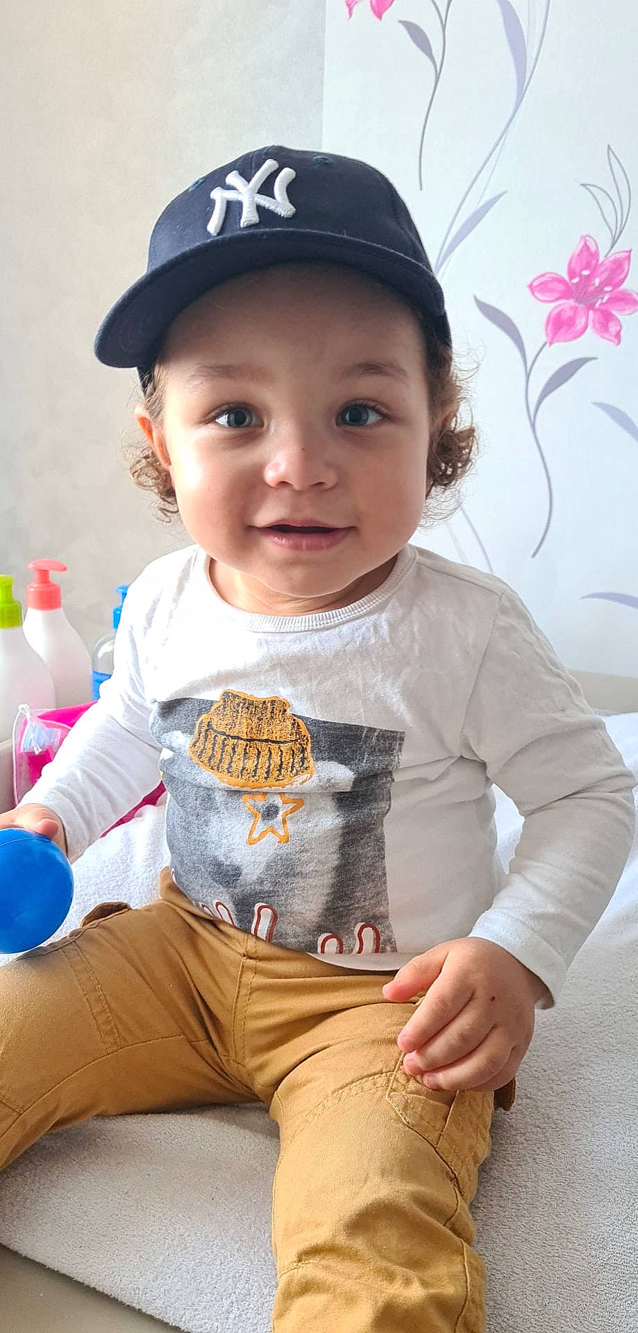 Theyva a rejoint le concours — aidez-le/la à gagner de superbes lots ! baby_toddler_clothing, cap, cheek, clothing, cool, facial_expression, finger, hairstyle, happy, headgear, headwear, joy, neck, outerwear, person, pink, plastic_bottle, skin, sleeve, standing