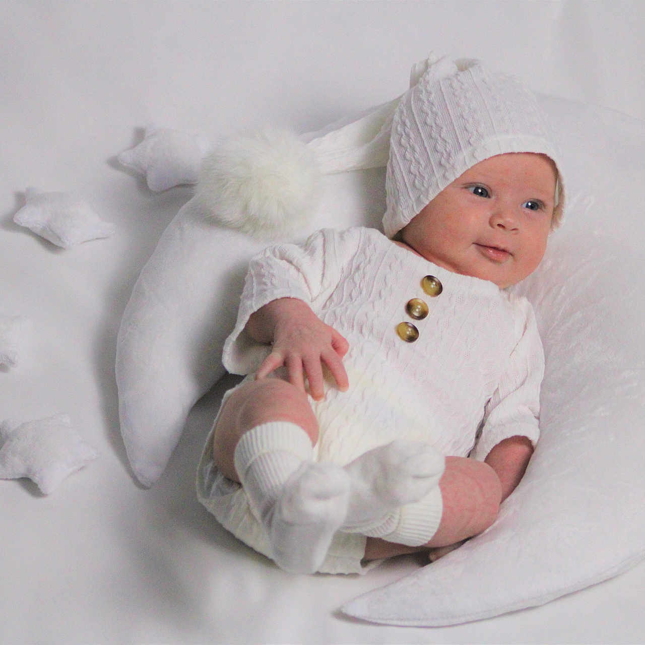Elena participe au concours pour gagner de l'argent avec cette photo : adorable, baby, baby_boy, child, cozy, crescent_pillow, cute, indoor, infant, knit_hat, knit_outfit, lying_down, newborn, portrait, resting, smiling, socks, soft_texture, star_pillows, white_clothing