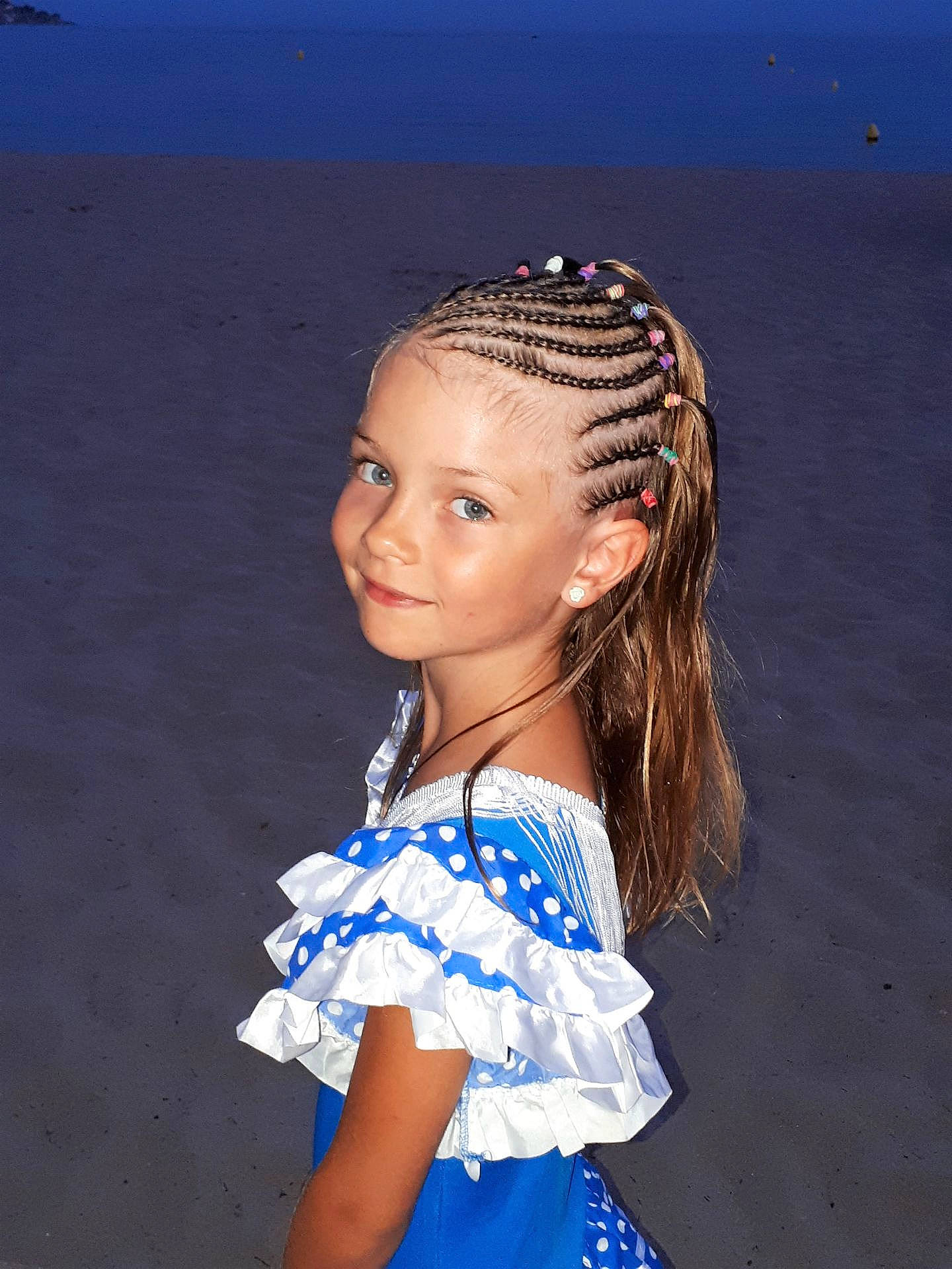 Florine participe au concours pour gagner de l'argent avec cette photo : beauty, blue, cornrows, fun, girl, hair, hair_accessory, hair_coloring, hairstyle, headgear, headpiece, jewellery, joy, long_hair, person, vacation