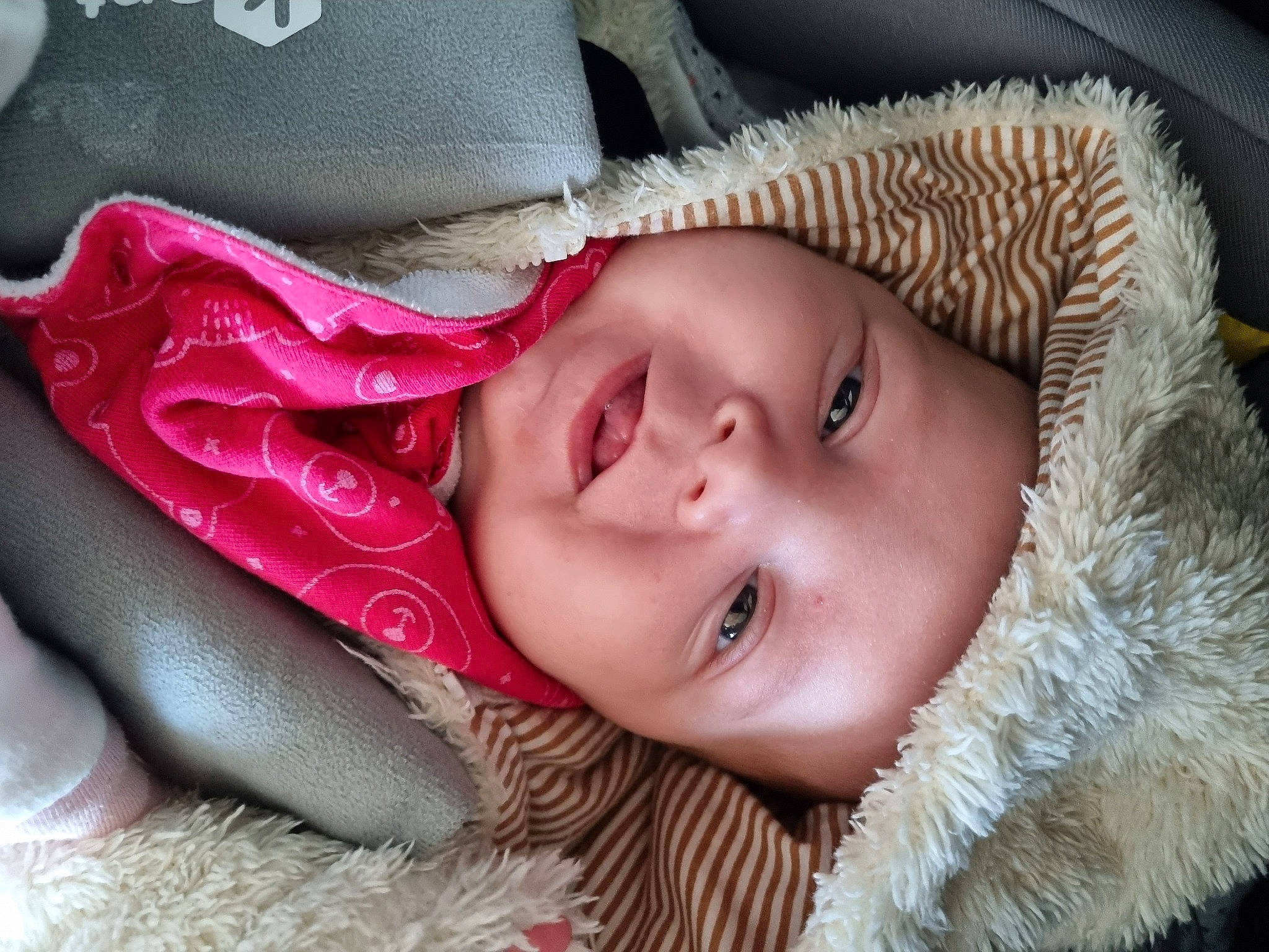 Maddy a rejoint le concours — aidez-le/la à gagner de superbes lots ! cheek, chin, comfort, eye, eyebrow, eyelash, face, flash_photography, grass, happy, head, headgear, headwear, human_body, iris, lip, mouth, nose, person, skin