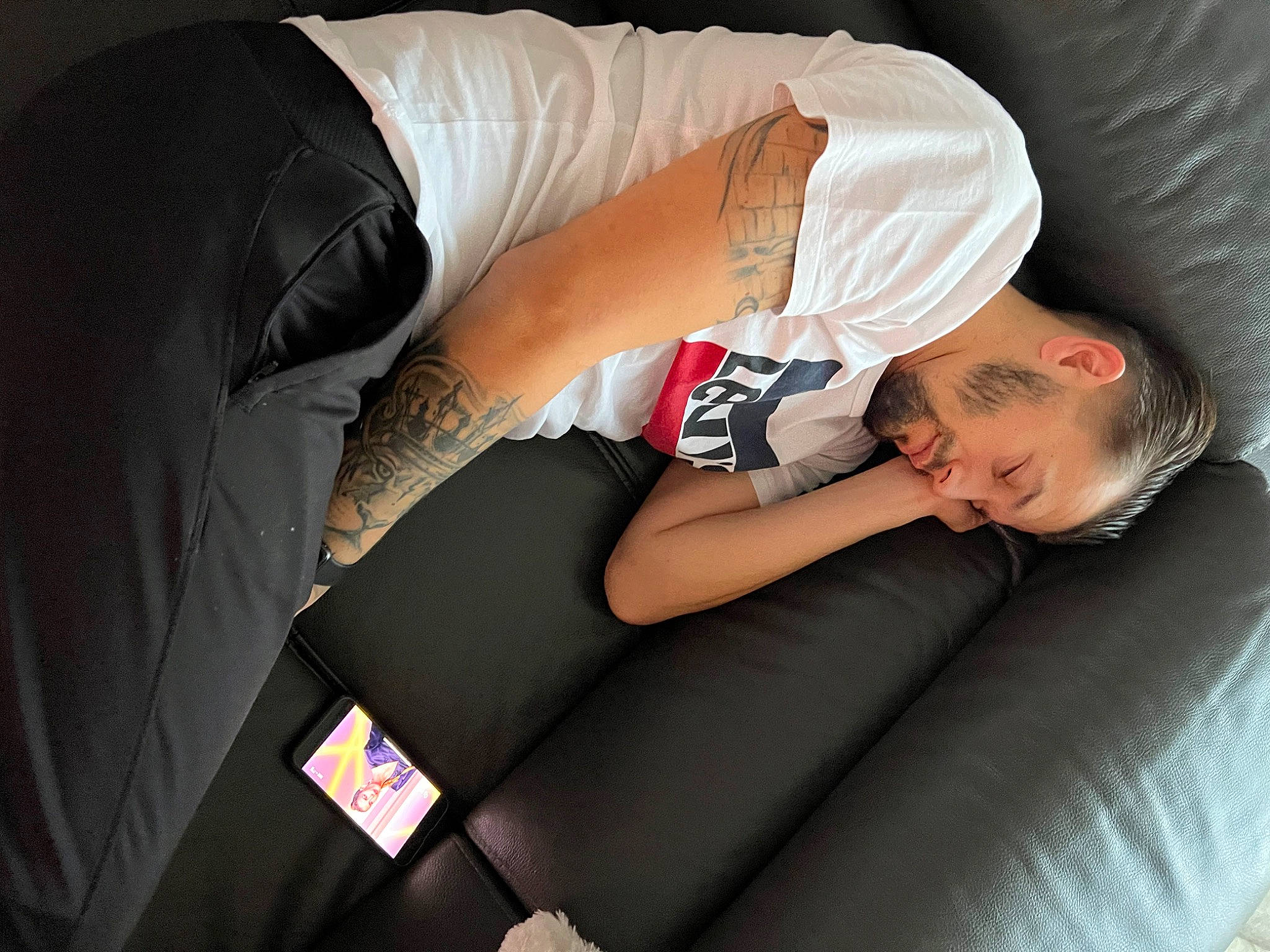 Baptiste a rejoint le concours — aidez-le/la à gagner de superbes lots ! abdomen, arm, comfort, couch, elbow, eyewear, flash_photography, gesture, hand, human_body, human_leg, joint, knee, leg, neck, person, shoulder, sleeve, tattoo, thigh