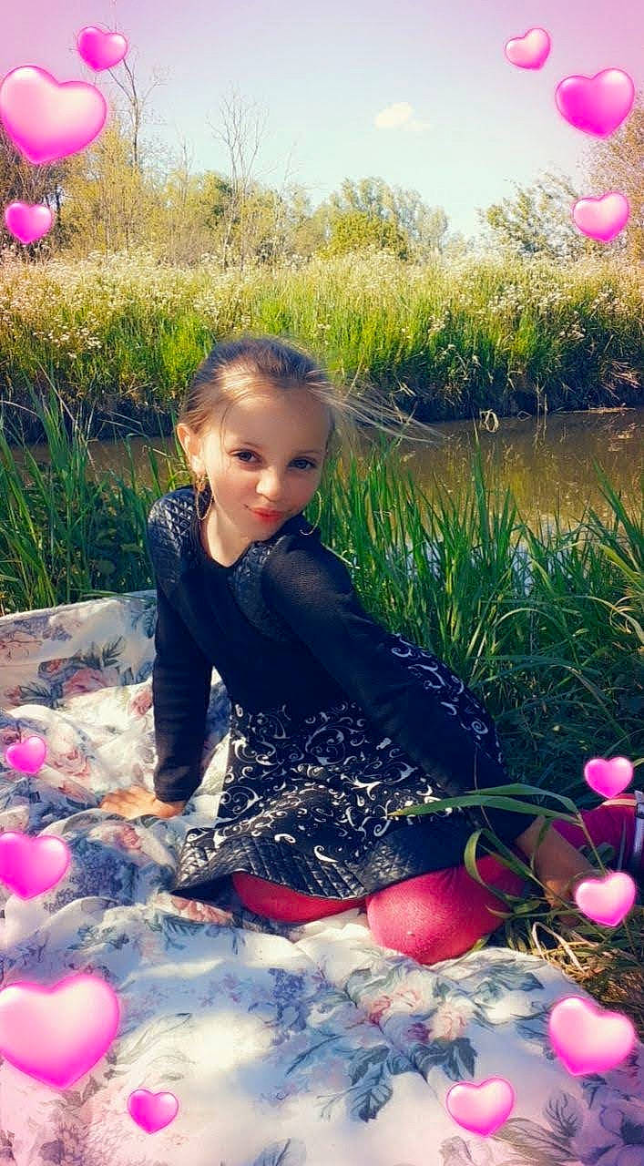 Marianna participe au concours pour gagner de l'argent avec cette photo : baby_toddler_clothing, balloon, botany, grass, green, happy, iris, joy, leaf, light, meadow, morning, people_in_nature, person, photograph, pink, plant, summer, sunlight, tree