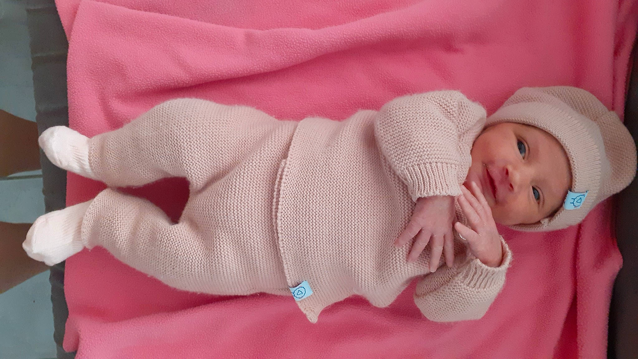 Melody a rejoint le concours — aidez-le/la à gagner de superbes lots ! arm, baby, baby_products, baby_sleeping, baby_toddler_clothing, child, clothing, comfort, finger, hat, headgear, headwear, linens, pattern, person, pink, skin, sleeve, textile, toddler