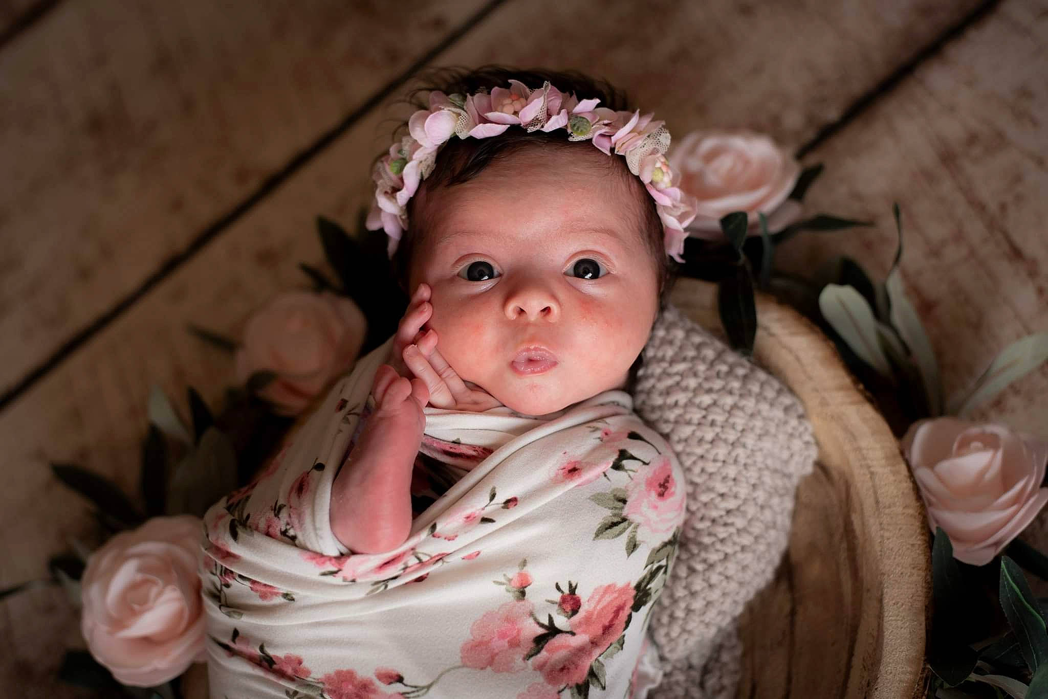 Julia participe au concours pour gagner de l'argent avec cette photo : baby, baby_products, baby_toddler_clothing, cheek, child, dress, event, eyelash, fashion_accessory, happy, head, headpiece, human_body, lip, neck, nose, pattern, peach, person, pink