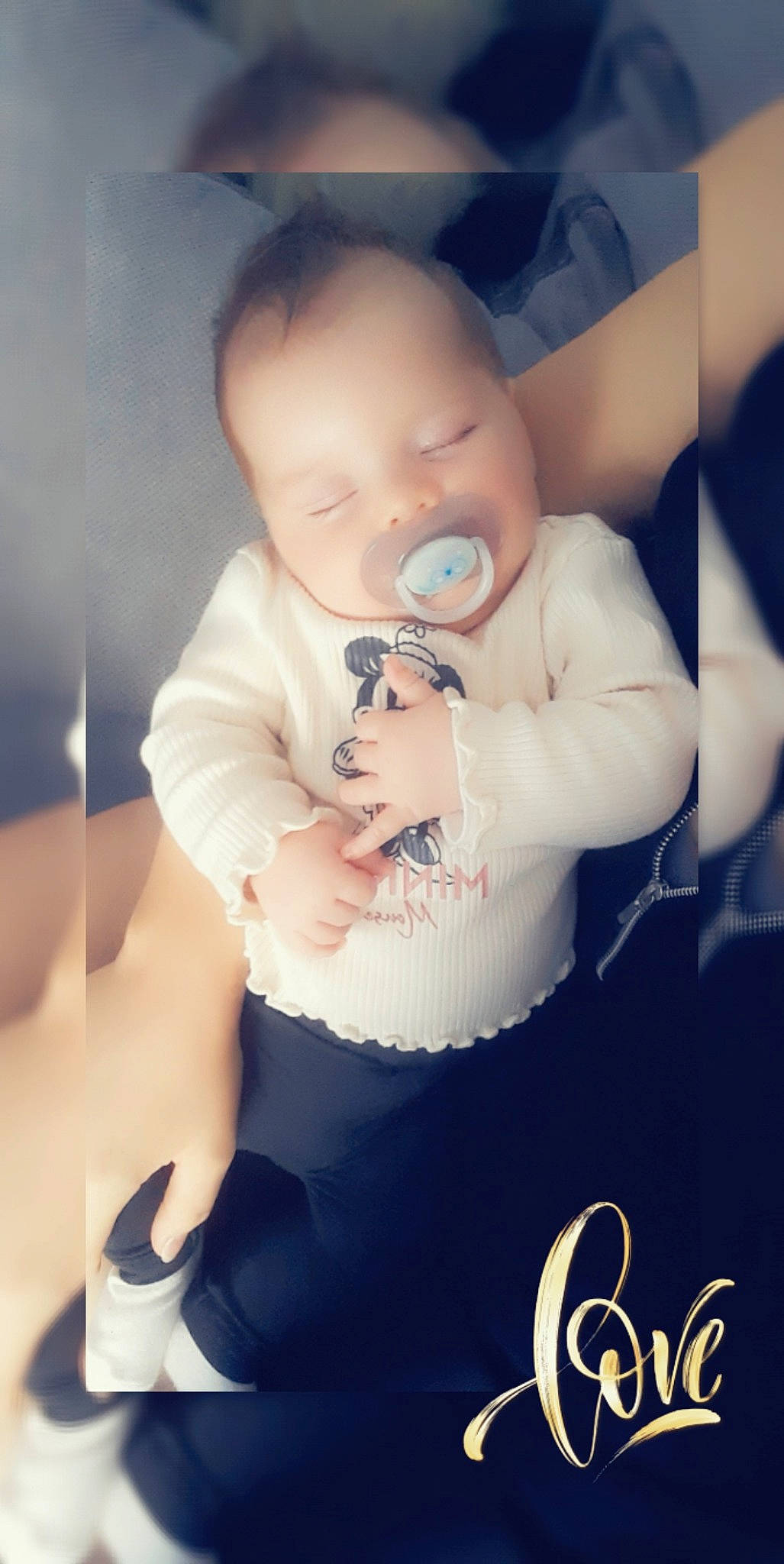 Lanna a rejoint le concours — aidez-le/la à gagner de superbes lots ! abdomen, baby, baby_products, baby_sleeping, baby_toddler_clothing, blue, chest, comfort, elbow, face, finger, flash_photography, gesture, happy, muscle, person, sitting, stomach, thigh, toddler
