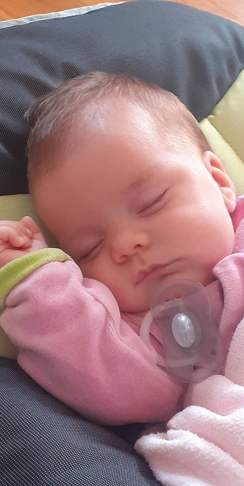 Lanna a rejoint le concours — aidez-le/la à gagner de superbes lots ! baby, baby_toddler_clothing, cheek, chin, comfort, ear, eyebrow, face, facial_expression, finger, head, iris, lip, mouth, nose, person, pink, skin, textile, thumb