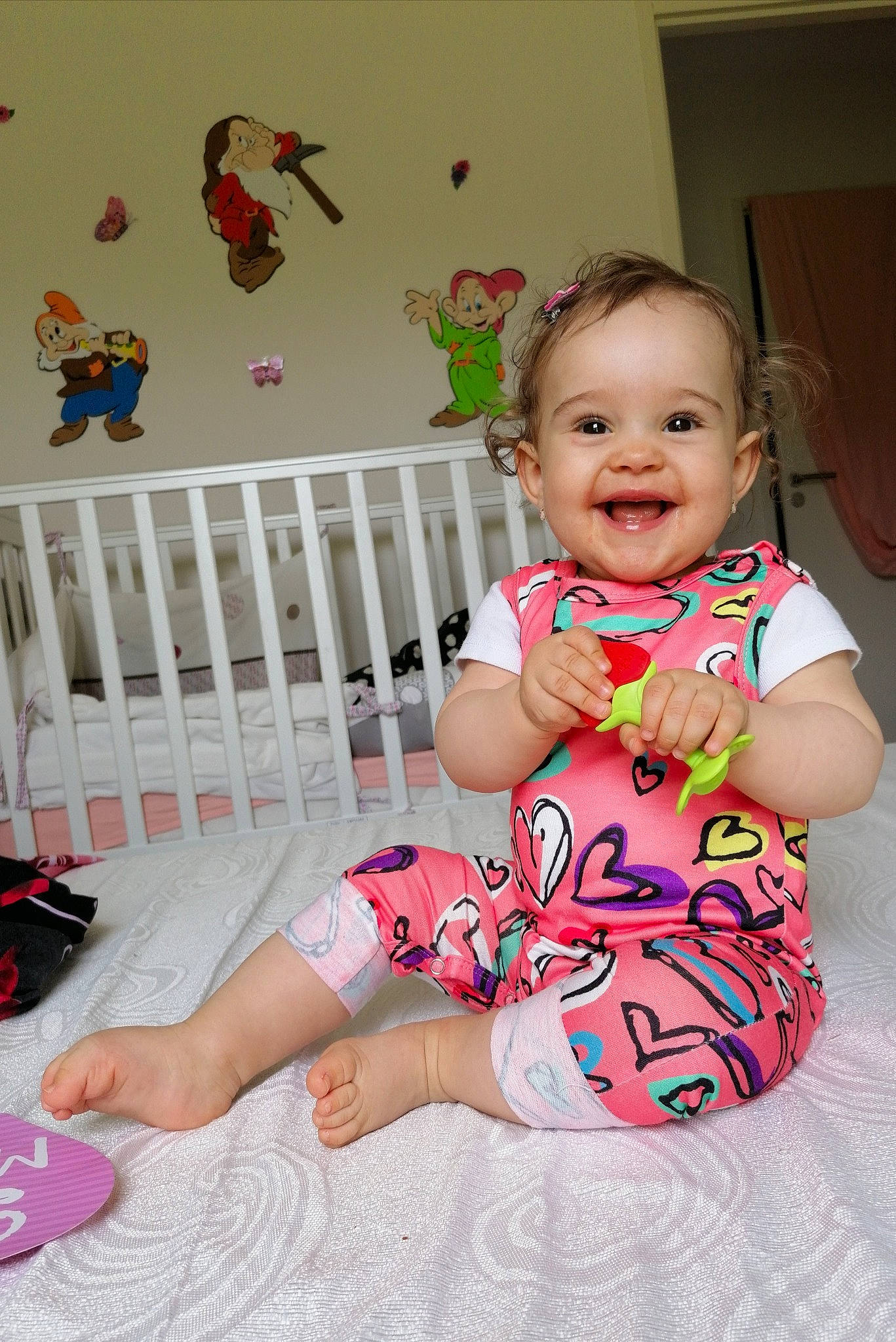 Elisa participe au concours pour gagner de l'argent avec cette photo : arm, baby, baby_toddler_clothing, child, dress, event, eye, fun, happy, joy, magenta, pattern, person, pink, red, sitting, sleeve, smile, sock, t_shirt