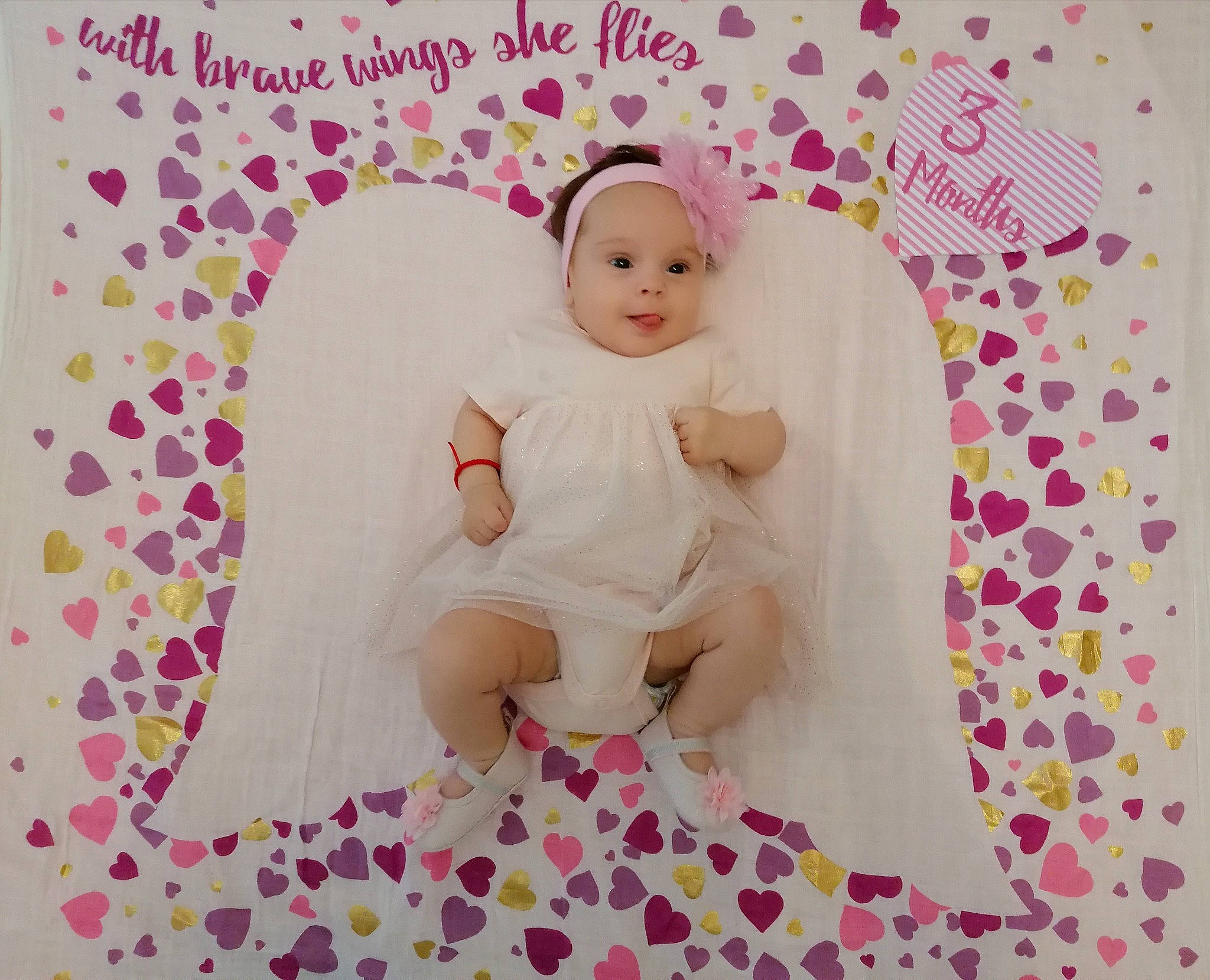 Elisa participe au concours pour gagner de l'argent avec cette photo : baby, baby_products, baby_toddler_clothing, creative_arts, embellishment, foot, hair_accessory, headpiece, headwear, magenta, nose, paper_product, pattern, peach, person, pink, purple, stomach, violet