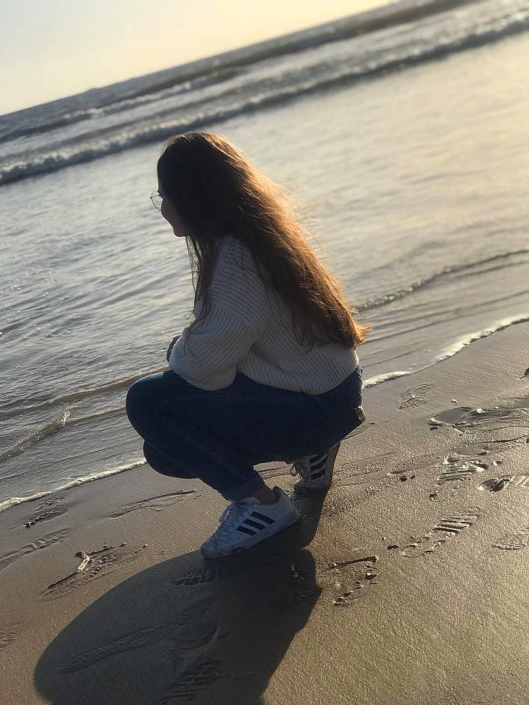 Isalyne participe au concours pour gagner de l'argent avec cette photo : beach, black_hair, calm, coastal_and_oceanic_landforms, flash_photography, fun, happy, horizon, human_leg, landscape, leg, long_hair, people_in_nature, person, sunlight, thigh, tints_and_shades, tree, under_exposed, water