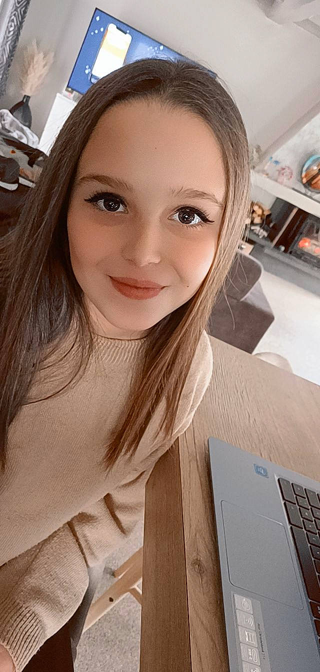 Melis a rejoint le concours — aidez-le/la à gagner de superbes lots ! cheek, chin, computer, eye, eyebrow, eyelash, flash_photography, forehead, hair, hairstyle, input_device, iris, jaw, joy, laptop, lip, mouth, nose, organ, person