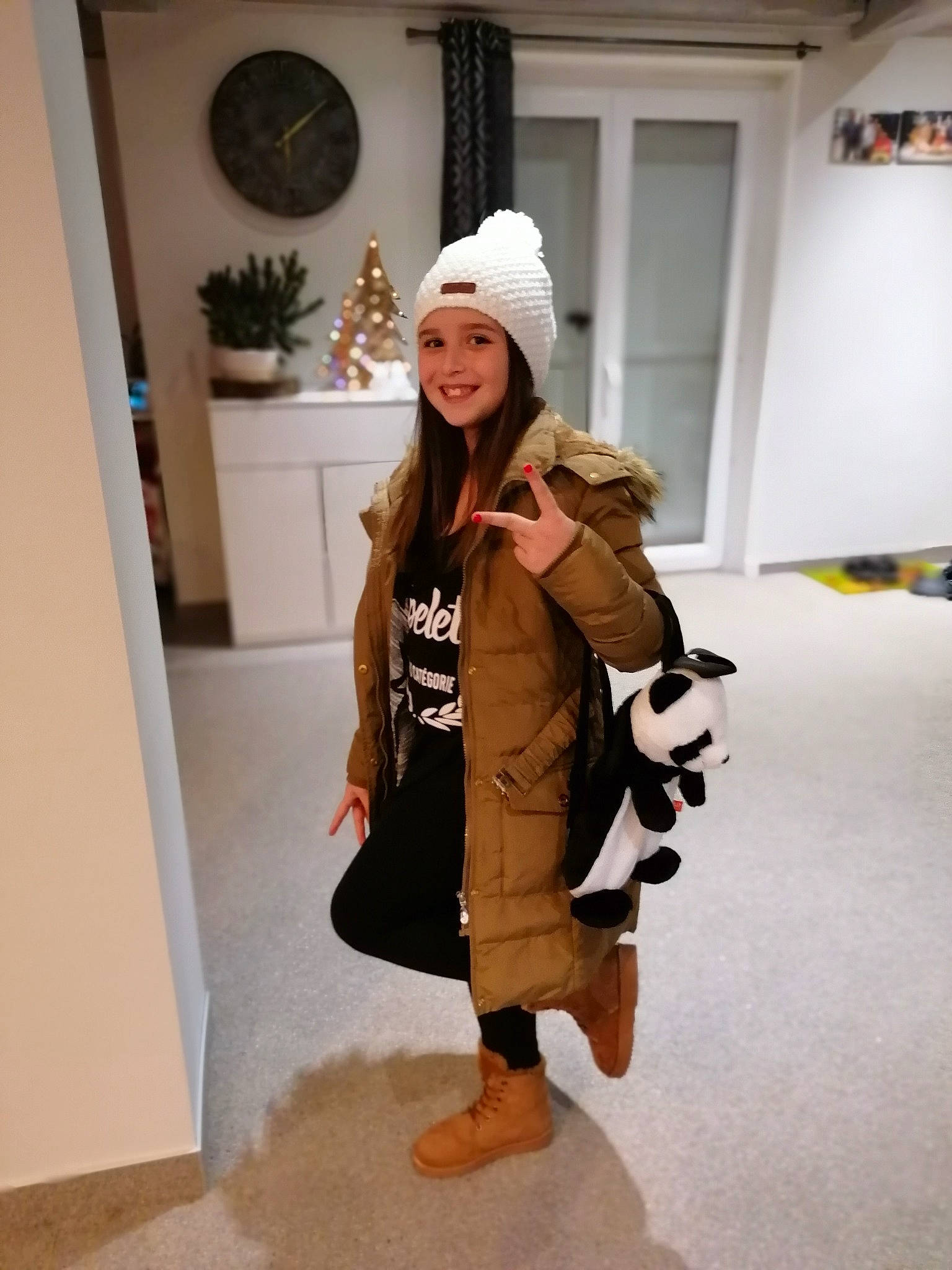 Melis a rejoint le concours — aidez-le/la à gagner de superbes lots ! bag, blazer, fashion_design, fawn, flooring, formal_wear, fur_clothing, hat, headwear, houseplant, joy, knee, neck, overcoat, person, plant, sleeve, smile, street_fashion, thigh