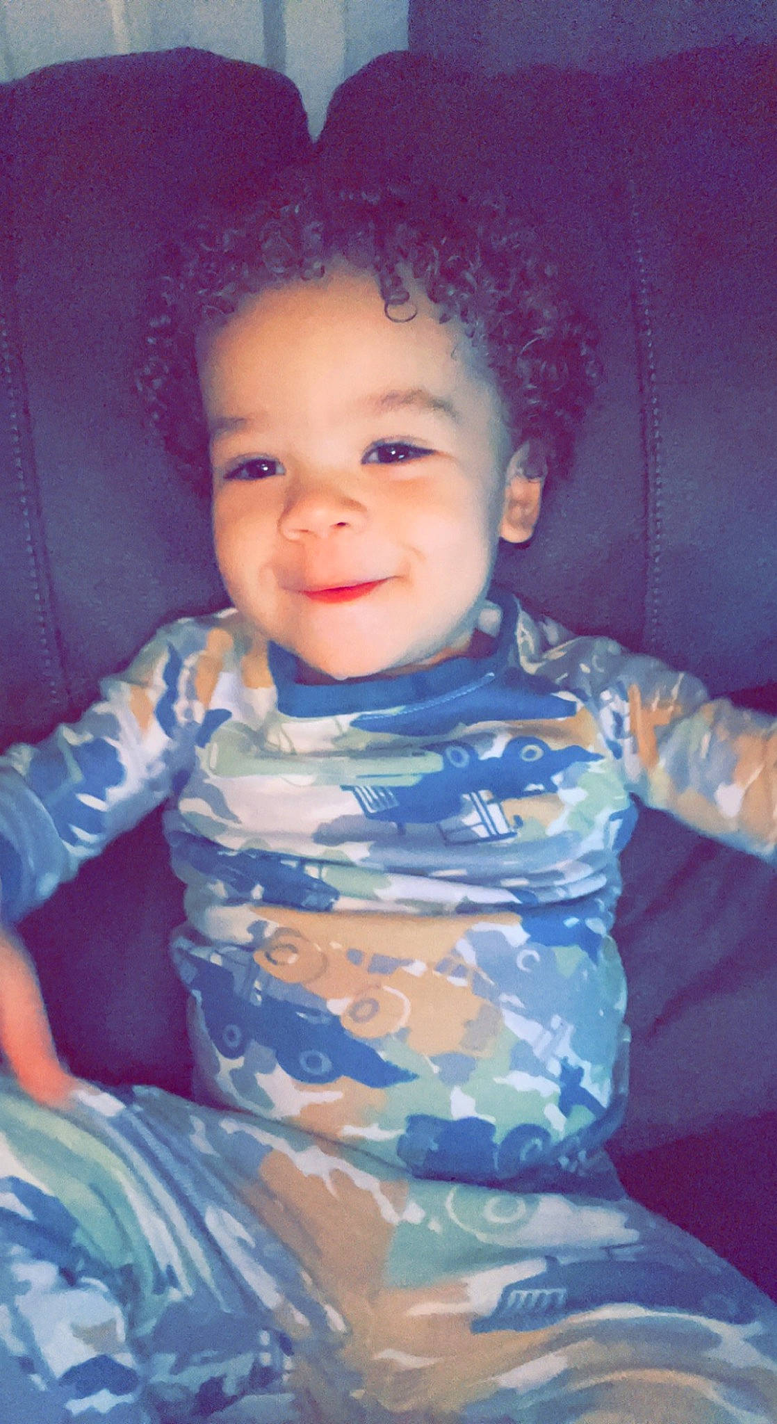 Kyren is registered to the contest to win money with this photo: azure, cheek, chin, eye, eyebrow, face, facial_expression, hairstyle, hand, head, human, human_body, iris, joy, mouth, muscle, nose, organ, person, shirt