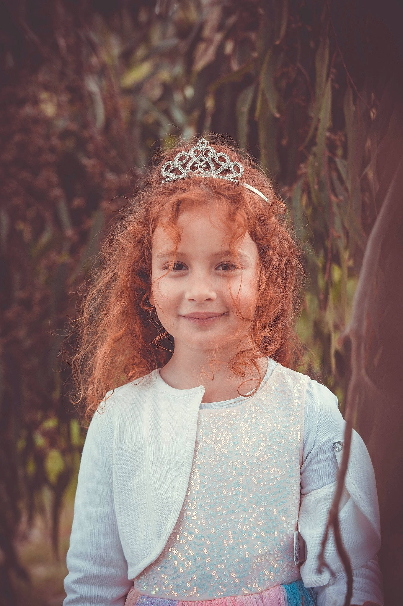 Maëlia participe au concours pour gagner de l'argent avec cette photo : cool, embellishment, facial_expression, flash_photography, fun, grass, hairstyle, happy, headband, headgear, headpiece, iris, joy, leaf, lip, people_in_nature, person, shoulder, skin, smile