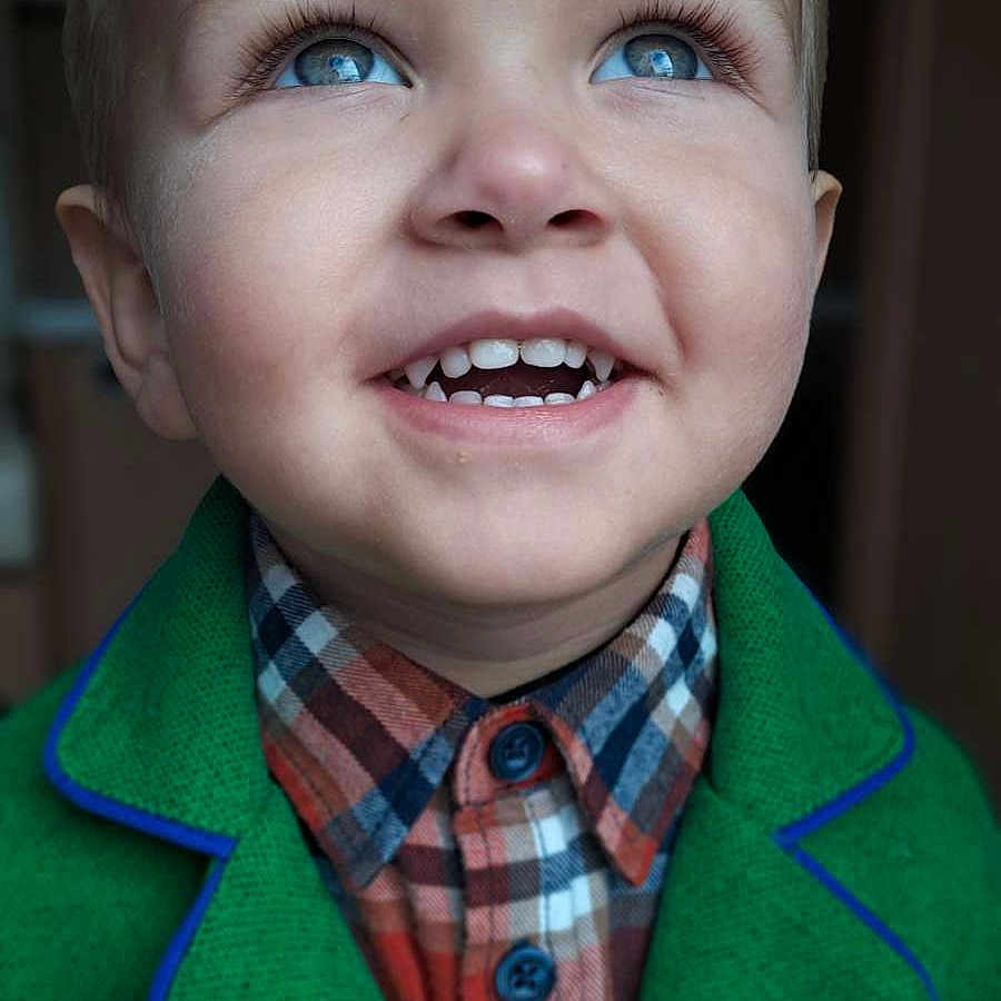 Lenny a rejoint le concours — aidez-le/la à gagner de superbes lots ! child, toddler, blue_eyes, smiling, green_jacket, plaid_shirt, face, portrait, happy, cute, young, person, apparel, indoors, closeup, buttoned_shirt, childhood, fashion, expression, looking_up