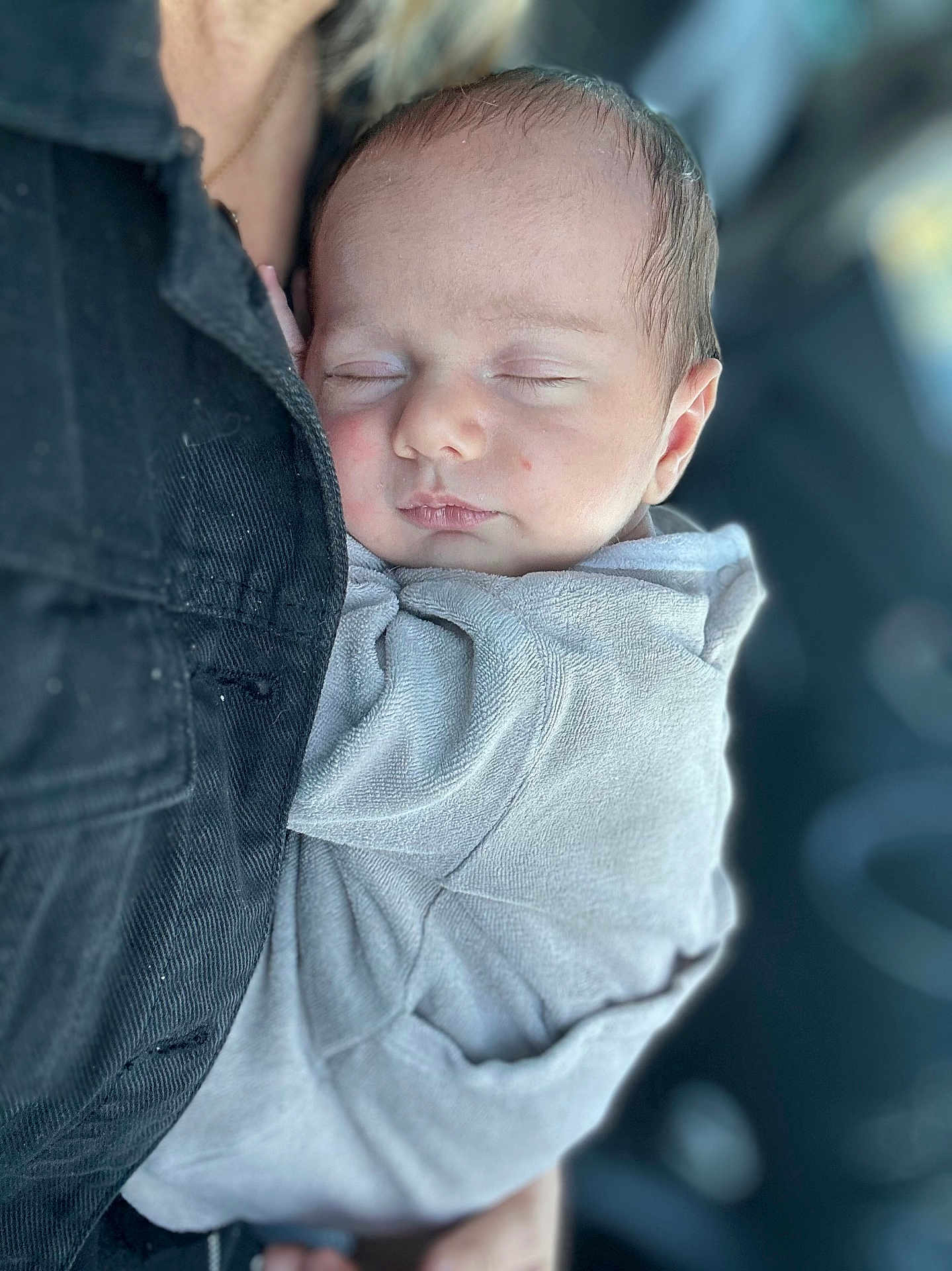 Maëlan a rejoint le concours — aidez-le/la à gagner de superbes lots ! baby, sleeping, infant, person, clothing, fabric, face, skin, head, hand, closeup, soft_light, blurred_background, comfort, cuddle, rest, newborn, portrait, toddler, cozy