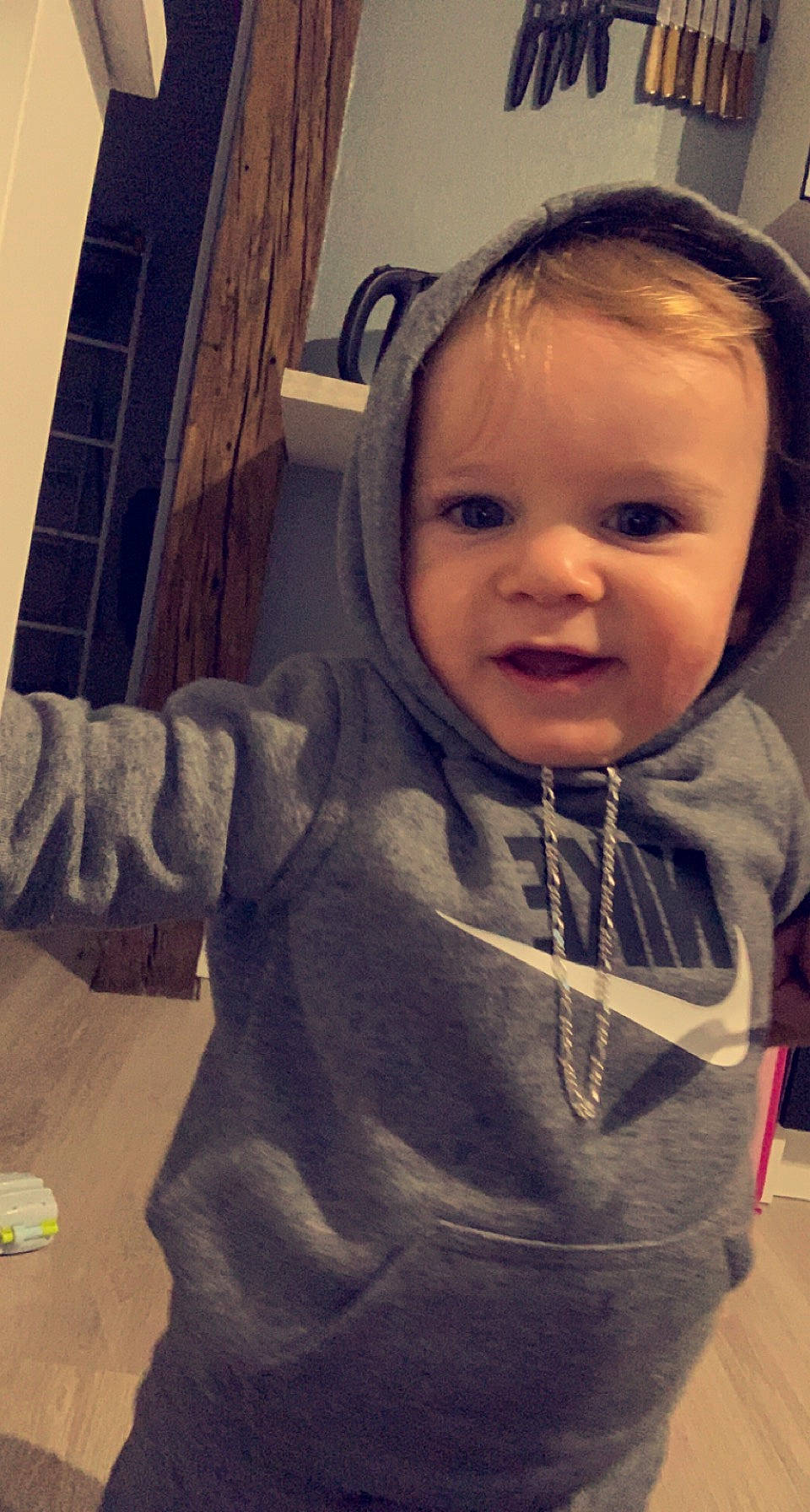 Manzon participe au concours pour gagner de l'argent avec cette photo : baby, baby_toddler_clothing, cheek, comfort, cool, ear, eyelash, forehead, gesture, hair, happy, lip, neck, nose, outerwear, person, sleeve, smile, standing, toddler