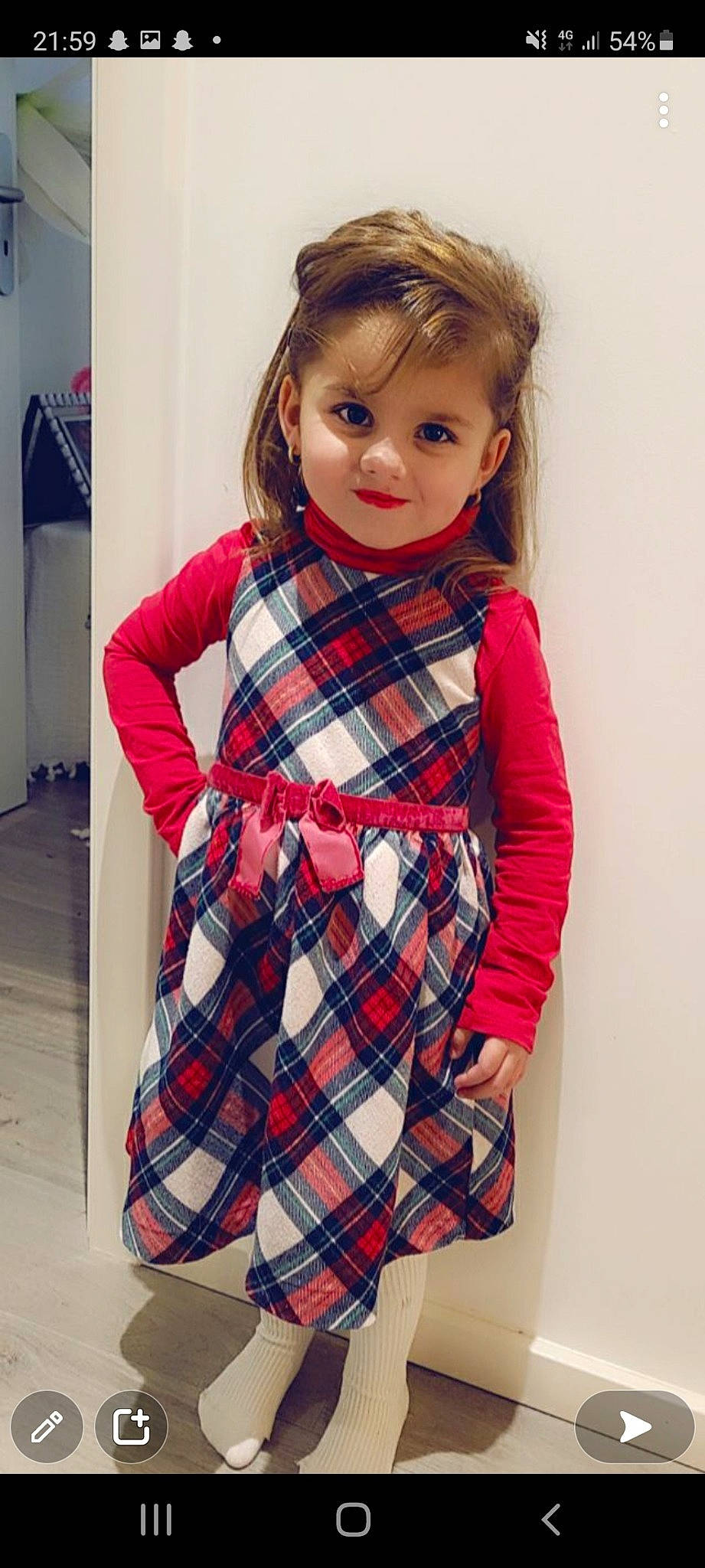 Priya participe au concours pour gagner de l'argent avec cette photo : arm, clothing, dress, dress_shirt, fashion, hair, hairstyle, hand, head, human_body, jeans, joint, lip, neck, one_piece_garment, outerwear, person, shoulder, street_fashion, tartan