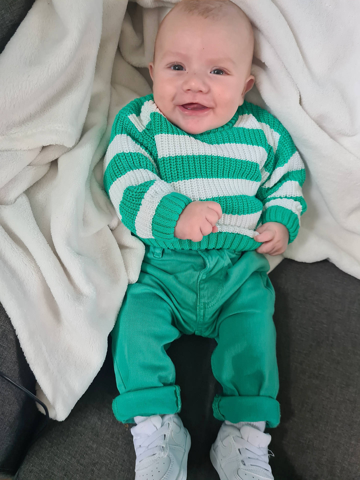 Maloë participe au concours pour gagner de l'argent avec cette photo : baby, bodypart, clothing, couch, face, finger, footwear, furniture, head, jeans, knitwear, longsleeve, pants, person, photography, portrait, shoe, sitting, sleeve, sweater