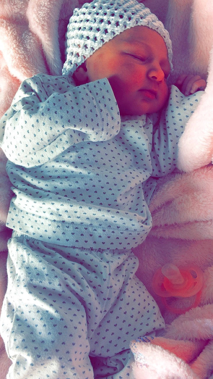 Rubby a rejoint le concours — aidez-le/la à gagner de superbes lots ! baby, baby_sleeping, baby_toddler_clothing, child, comfort, face, finger, hand, head, linens, pattern, person, photograph, pink, purple, skin, sleeve, textile, thumb, toddler