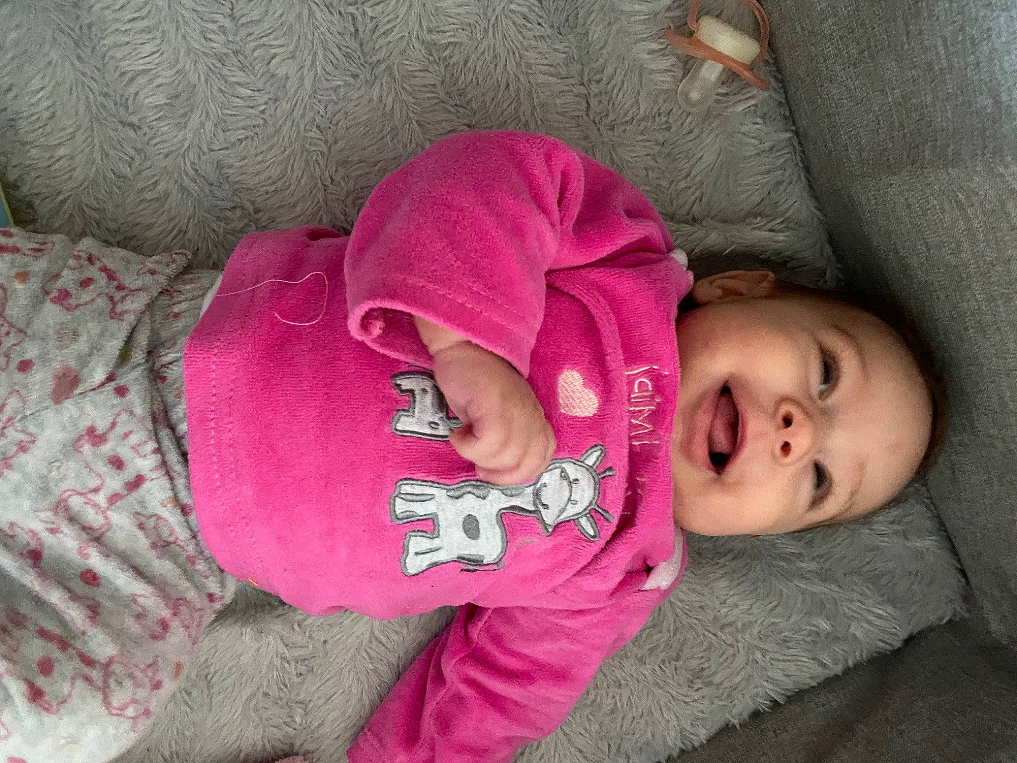 Rubby a rejoint le concours — aidez-le/la à gagner de superbes lots ! baby, baby_toddler_clothing, cheek, chin, comfort, eye, headgear, headwear, human_body, lip, mammal, mouth, nose, outerwear, person, pink, purple, skin, sleeve, smile