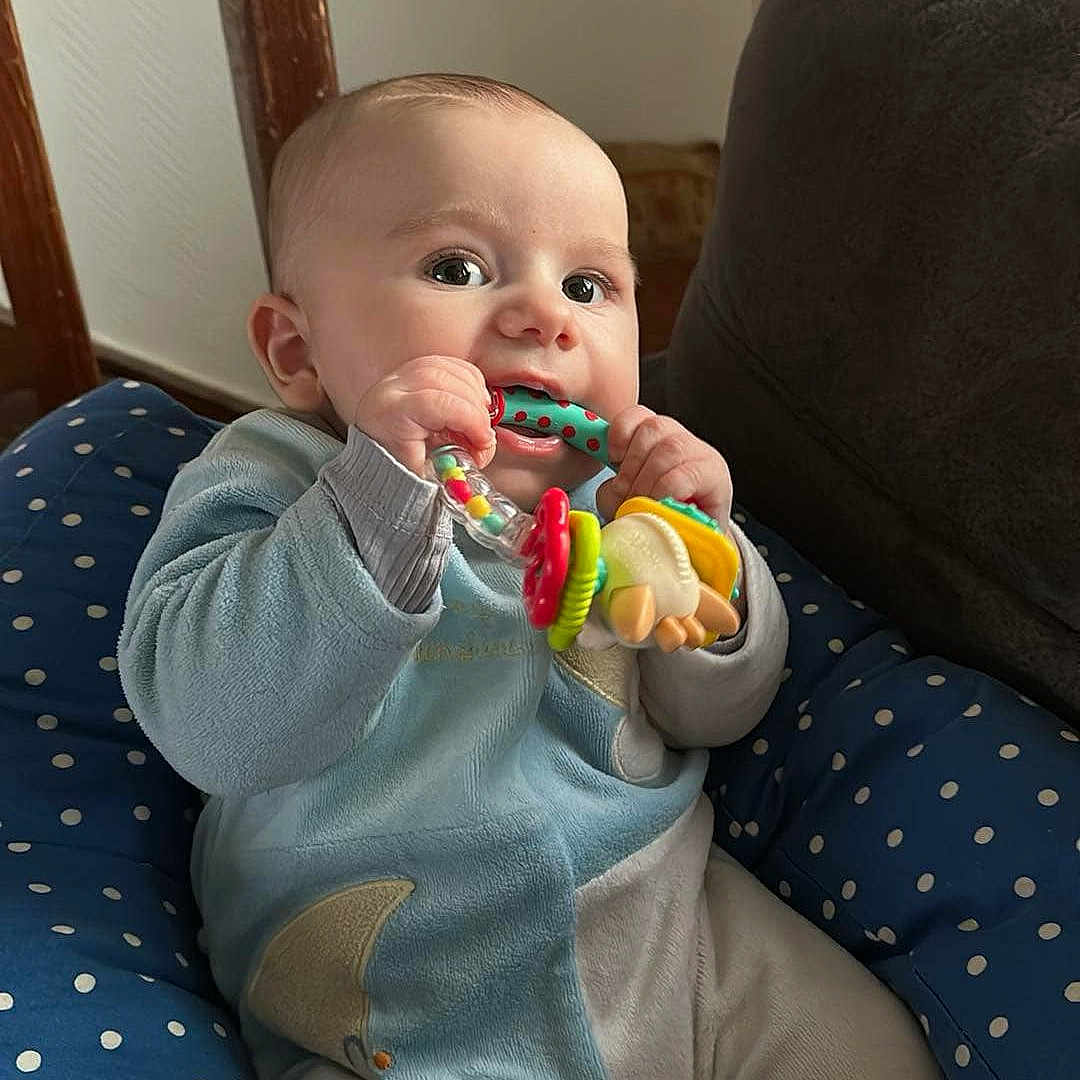Alessio a rejoint le concours — aidez-le/la à gagner de superbes lots ! baby, biting, clothing, coat, couch, cushion, cutlery, eating, face, food, furniture, head, homedecor, jacket, pants, person, photography, portrait, sitting, spoon
