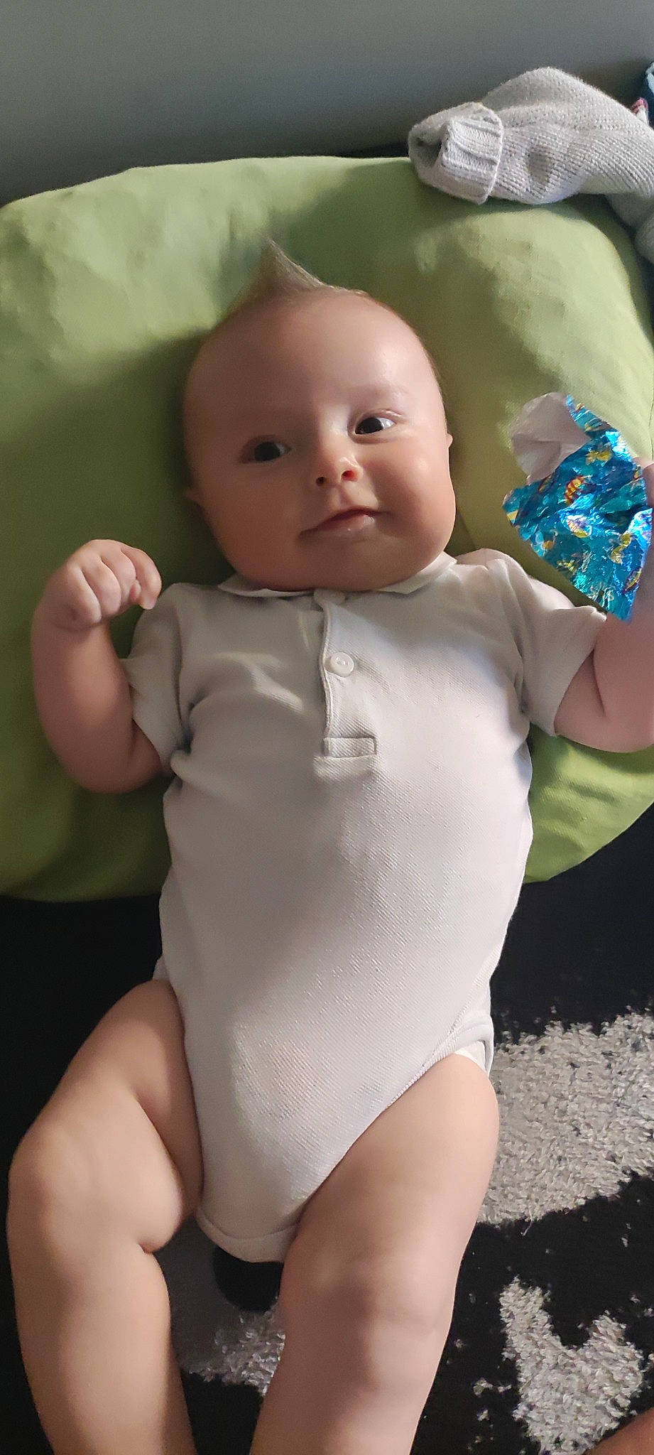 Mayron a rejoint le concours — aidez-le/la à gagner de superbes lots ! baby, baby_toddler_clothing, cheek, chin, eye, face, finger, gesture, hairstyle, hand, head, iris, joint, lip, mouth, person, photograph, skin, sleeve, standing