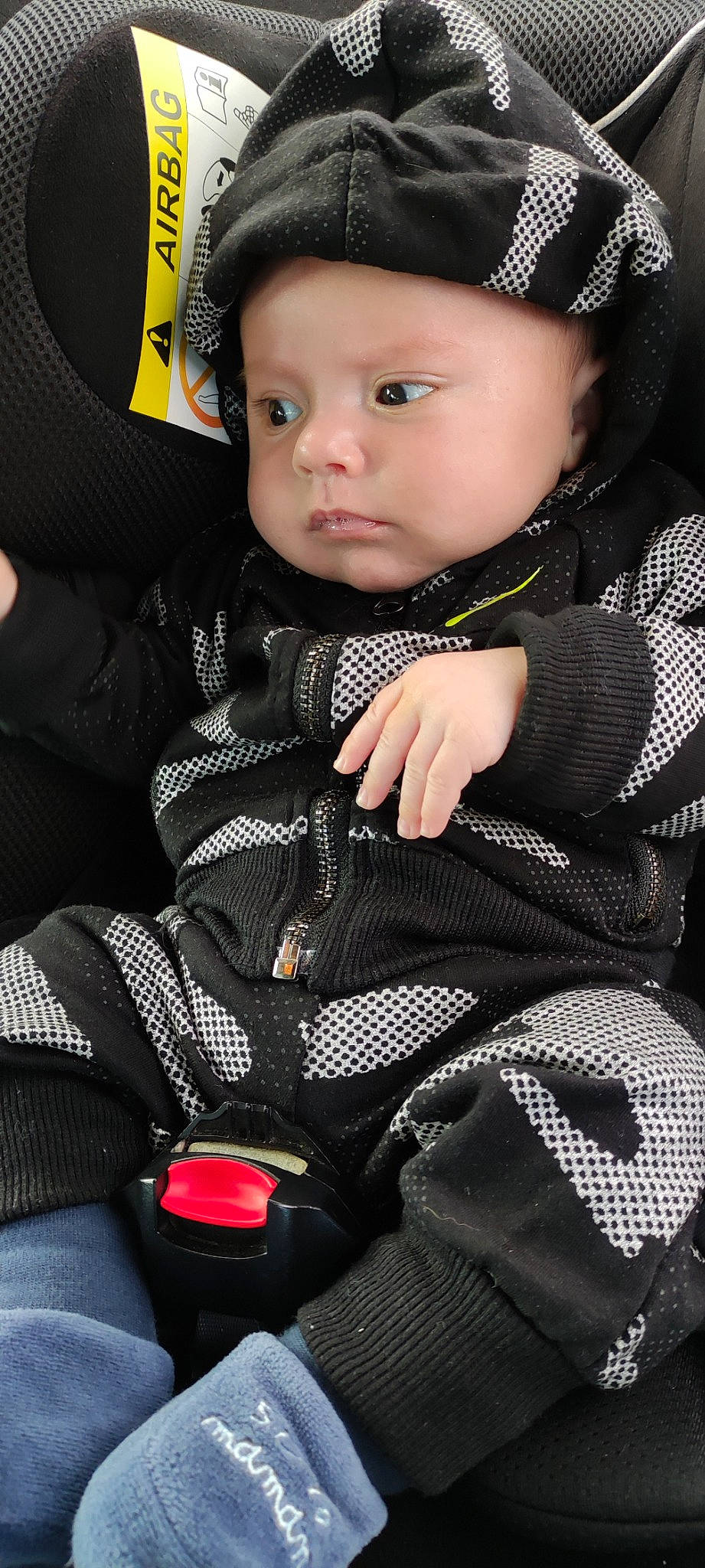 Mayron a rejoint le concours — aidez-le/la à gagner de superbes lots ! auto_part, baby, baby_carriage, baby_products, baby_toddler_clothing, black, carmine, cheek, child, comfort, fashion, fashion_accessory, flash_photography, headwear, outerwear, pattern, person, personal_protective_equipment, sitting, sleeve