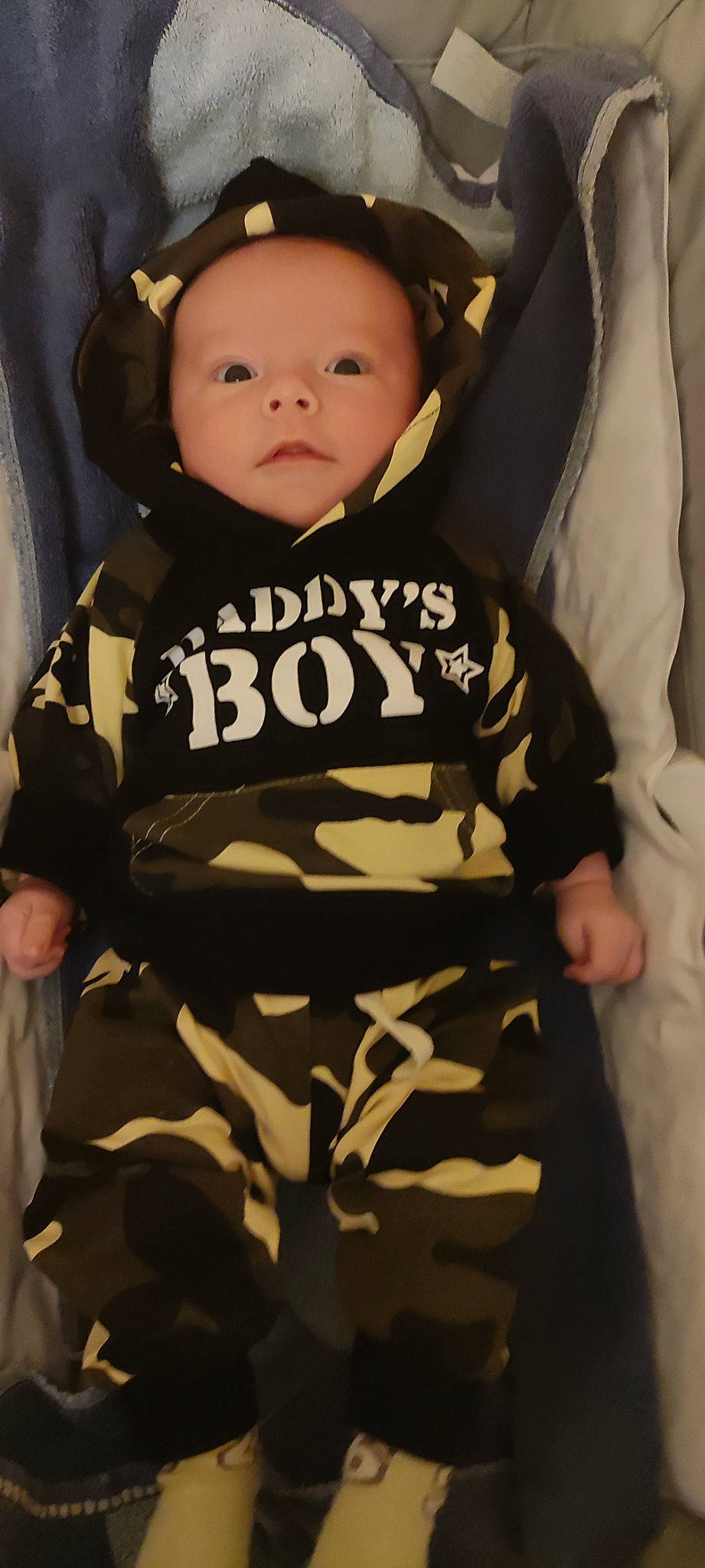 Mayron participe au concours pour gagner de l'argent avec cette photo : baby, baby_carriage, baby_in_car_seat, baby_products, baby_safety, baby_toddler_clothing, car_seat, cheek, child, comfort, font, happy, pattern, person, seat_belt, sitting, sleeve, t_shirt, toddler