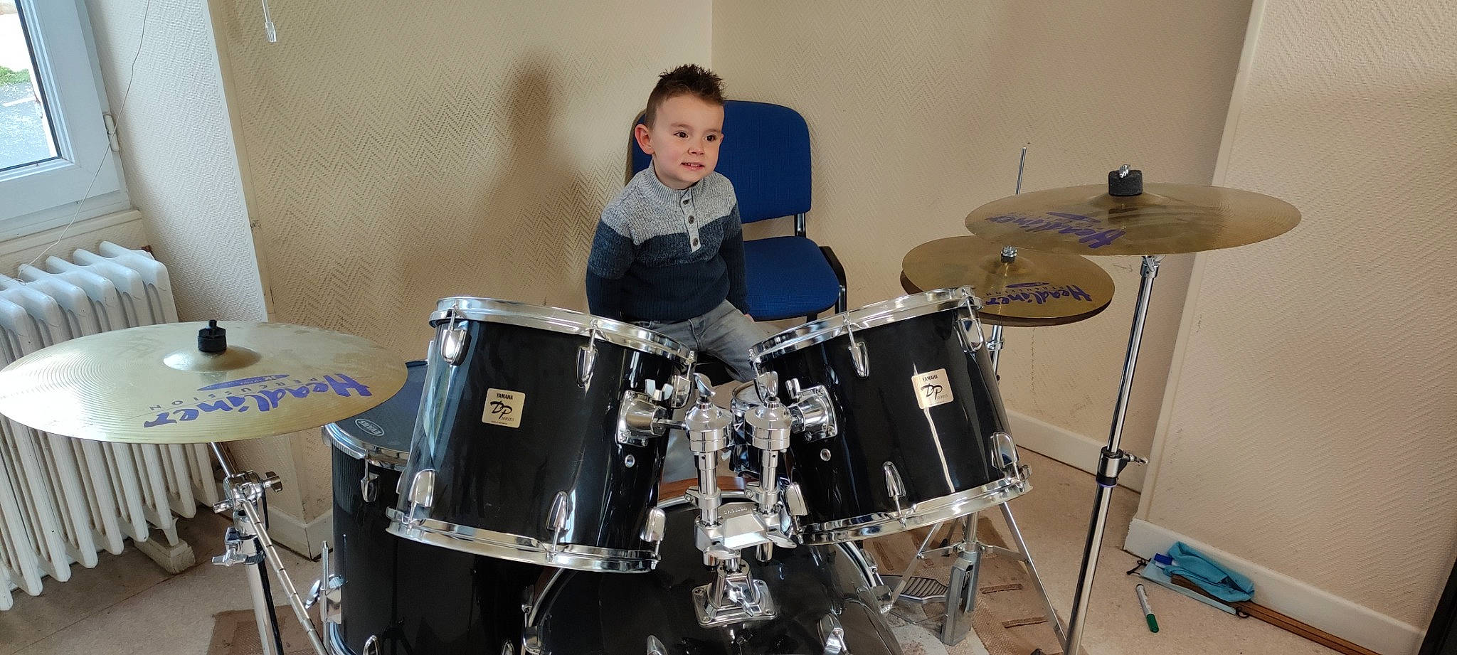 Jayson participe au concours pour gagner de l'argent avec cette photo : bass_drum, cymbal, drum, drumhead, drummer, drums, electronic_instrument, event, hi_hat, idiophone, membranophone, metal, music, musical_instrument, musical_instrument_accessory, musician, percussion, percussionist, person, snare_drum