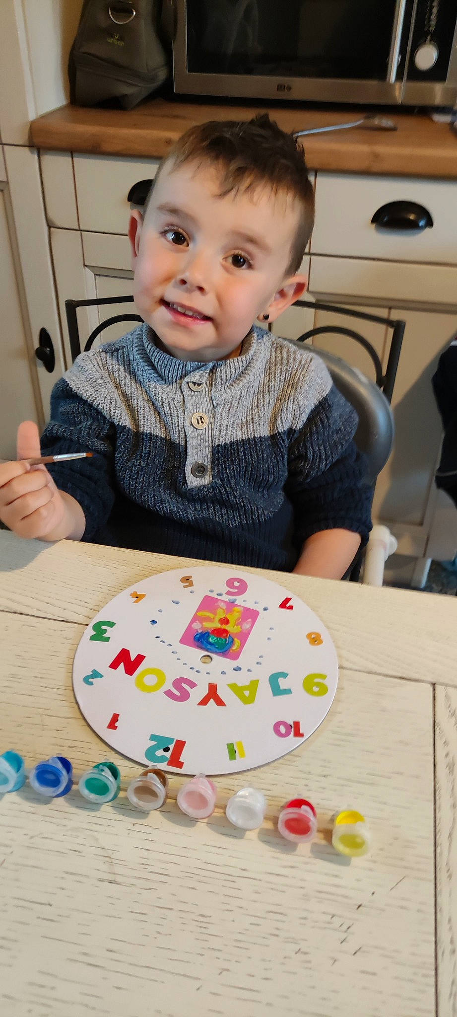 Jayson participe au concours pour gagner de l'argent avec cette photo : art, baby_toddler_clothing, cake_decorating, chair, child, desk, event, face, fun, games, icing, indoor_games_and_sports, person, play, recreation, room, table, tableware, toddler, wood