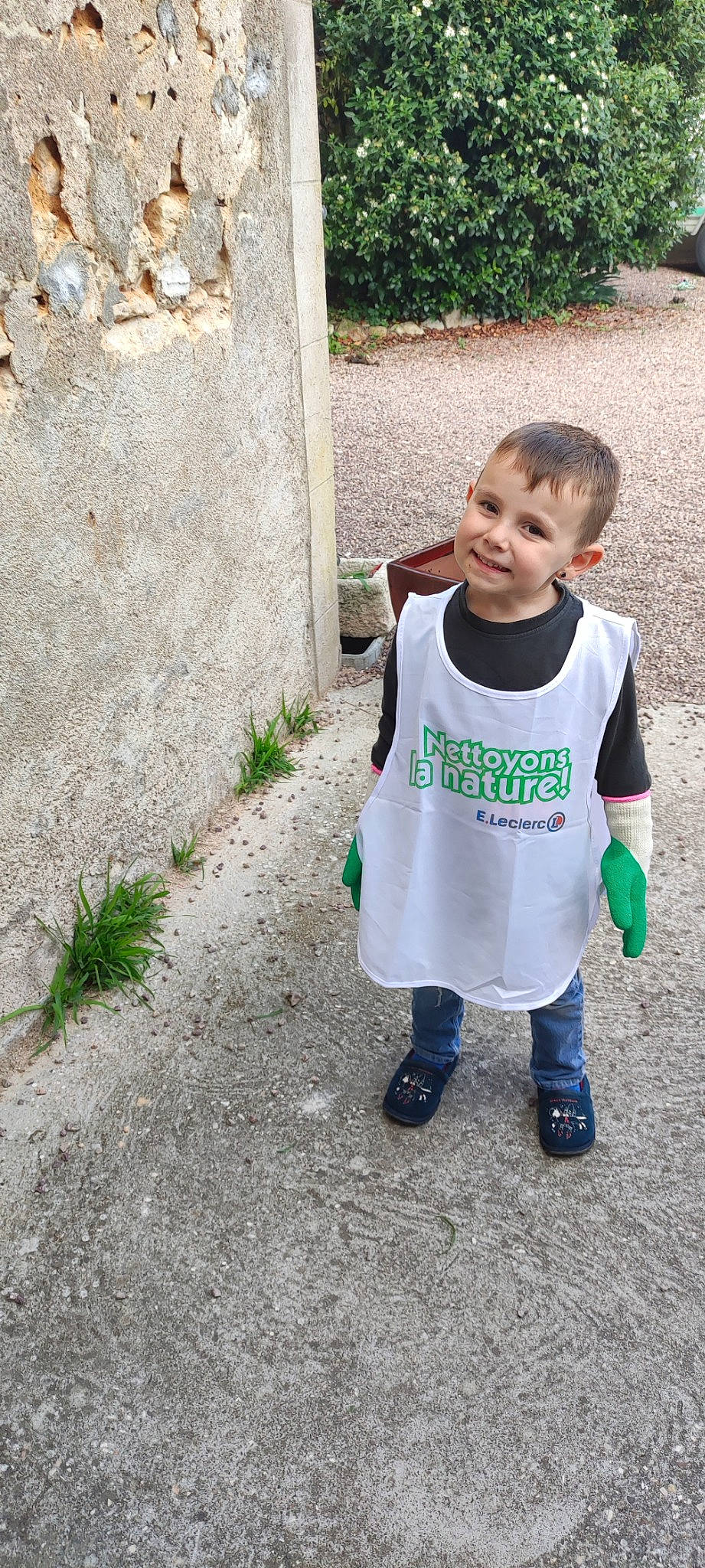 Jayson participe au concours pour gagner de l'argent avec cette photo : asphalt, baby_toddler_clothing, child, concrete, grass, grass_family, happy, joy, leisure, mammal, person, plant, recreation, road_surface, sidewalk, sleeve, smile, soil, t_shirt, toddler