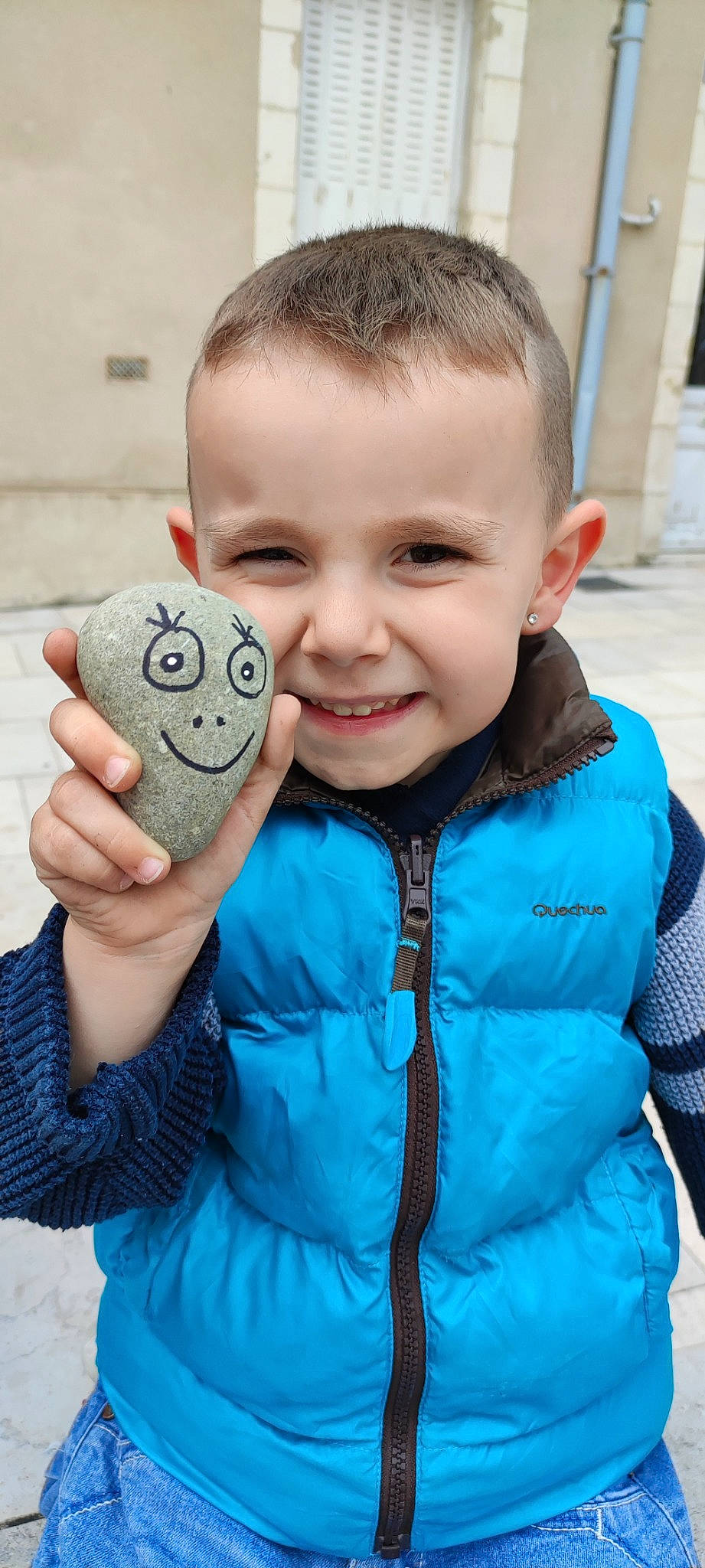 Jayson participe au concours pour gagner de l'argent avec cette photo : baby_toddler_clothing, beauty, clothing, cool, eye, face, facial_expression, finger, gesture, happy, jacket, joy, nose, organ, person, product, skin, sleeve, smile, standing