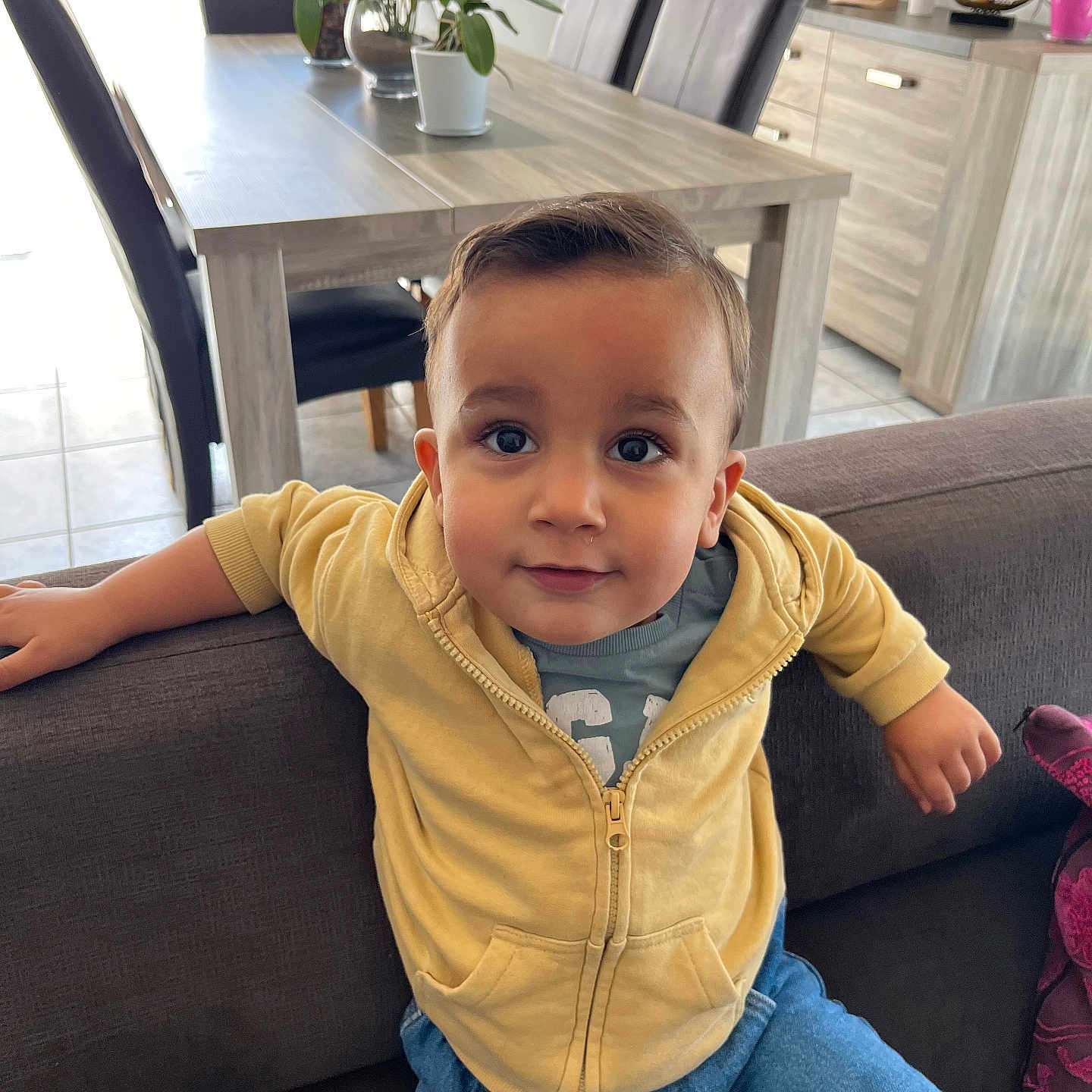 Enzo participe au concours pour gagner de l'argent avec cette photo : architecture, building, clothing, couch, diningtable, face, flower, flowerarrangement, furniture, head, indoors, interiordesign, jeans, pants, person, photography, plant, portrait, sitting, table