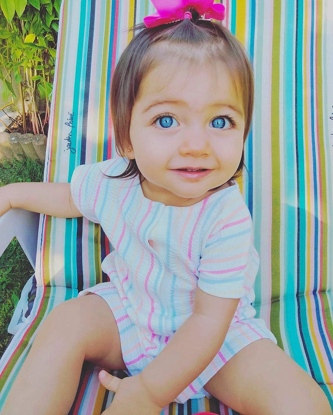 Kelly participe au concours pour gagner de l'argent avec cette photo : baby_toddler_clothing, cheek, child, facial_expression, fun, grass, green, hairstyle, happy, iris, leisure, party_hat, person, pink, plant, shorts, skin, sleeve, smile, thigh